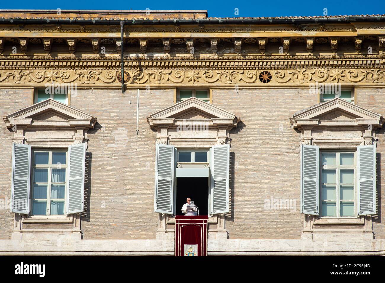 Papa Francesco si rivolge ai fedeli dalla finestra del Palazzo Apostolico  che si affaccia su Piazza San Pietro durante la preghiera settimanale  dell'Angelus Foto stock - Alamy