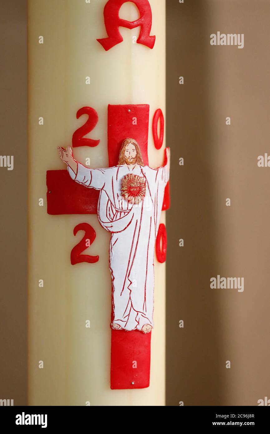 Candela pasquale con Cristo. Veglia di Pasqua. Annecy. Francia. Foto Stock