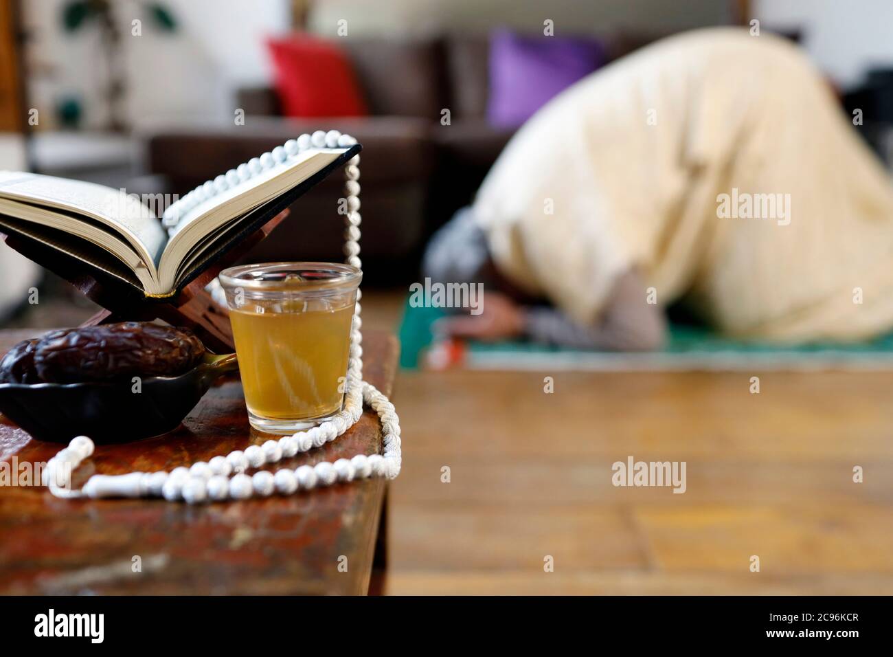 L'uomo musulmano prega a casa durante il Ramadan. Francia. Foto Stock