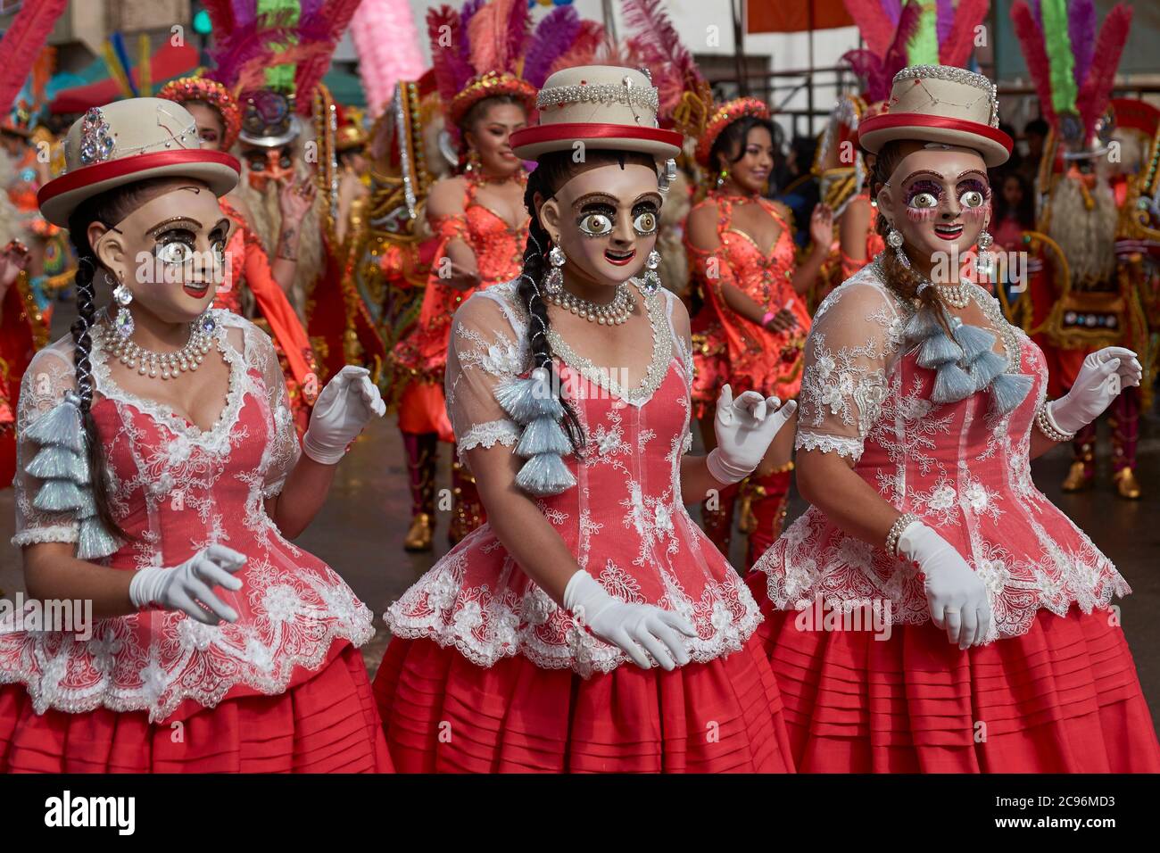 Diablada ballerini in costumi ornati parata attraverso la città mineraria di Oruro sull'altipiano della Bolivia durante il carnevale annuale. Foto Stock