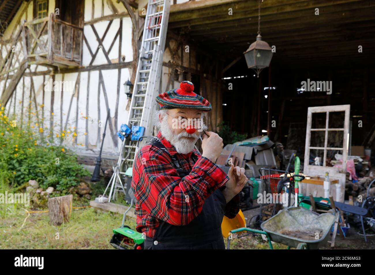 Clown che si compongono a Champignolles, Francia. Foto Stock