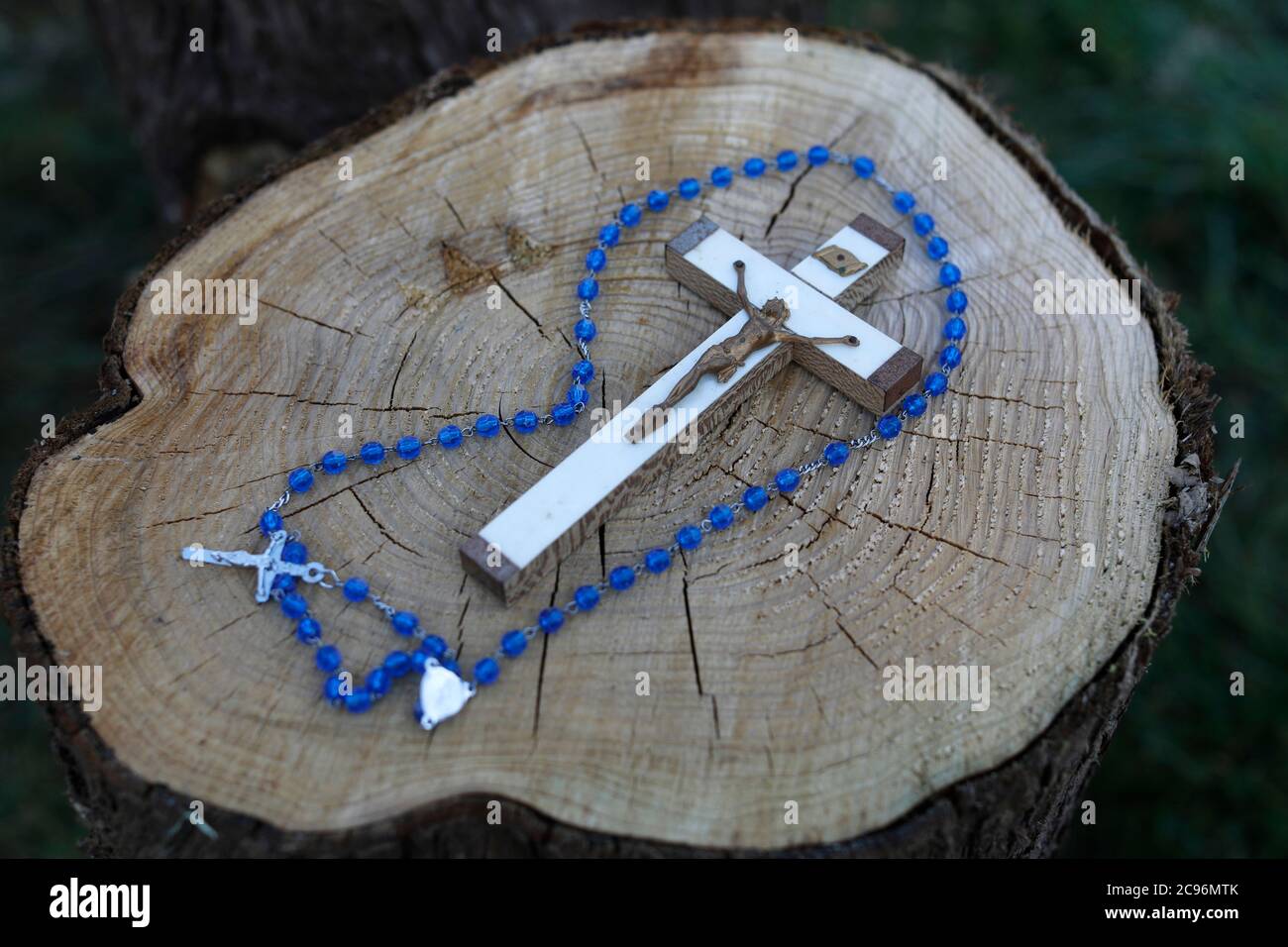 Crocifisso e rosario su un tronco a Eure, Francia. Foto Stock