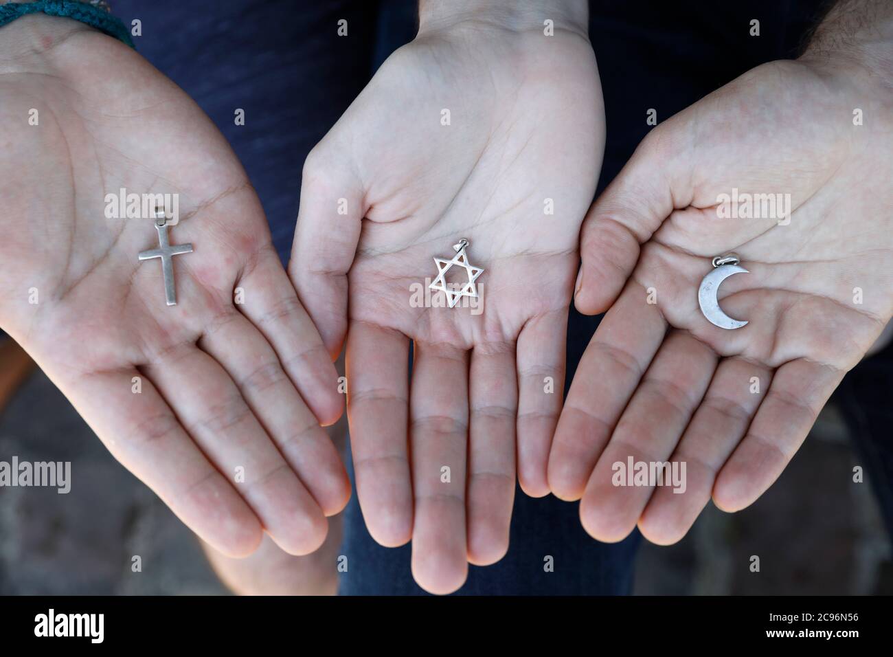 Giovane musulmano, cristiano ed ebreo che mostra simboli religiosi in Francia. Foto Stock