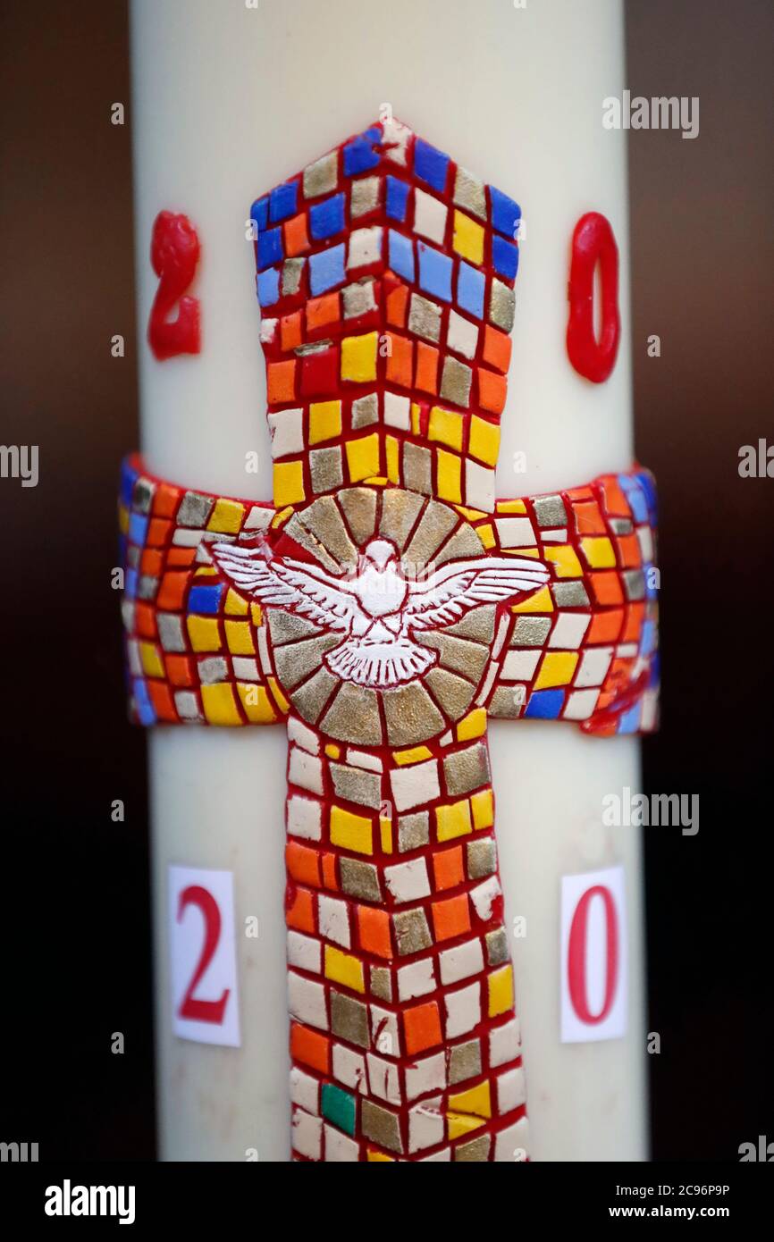 Candela pasquale con Spirito Santo colomba. Veglia di Pasqua. Sallanches. Francia. Foto Stock