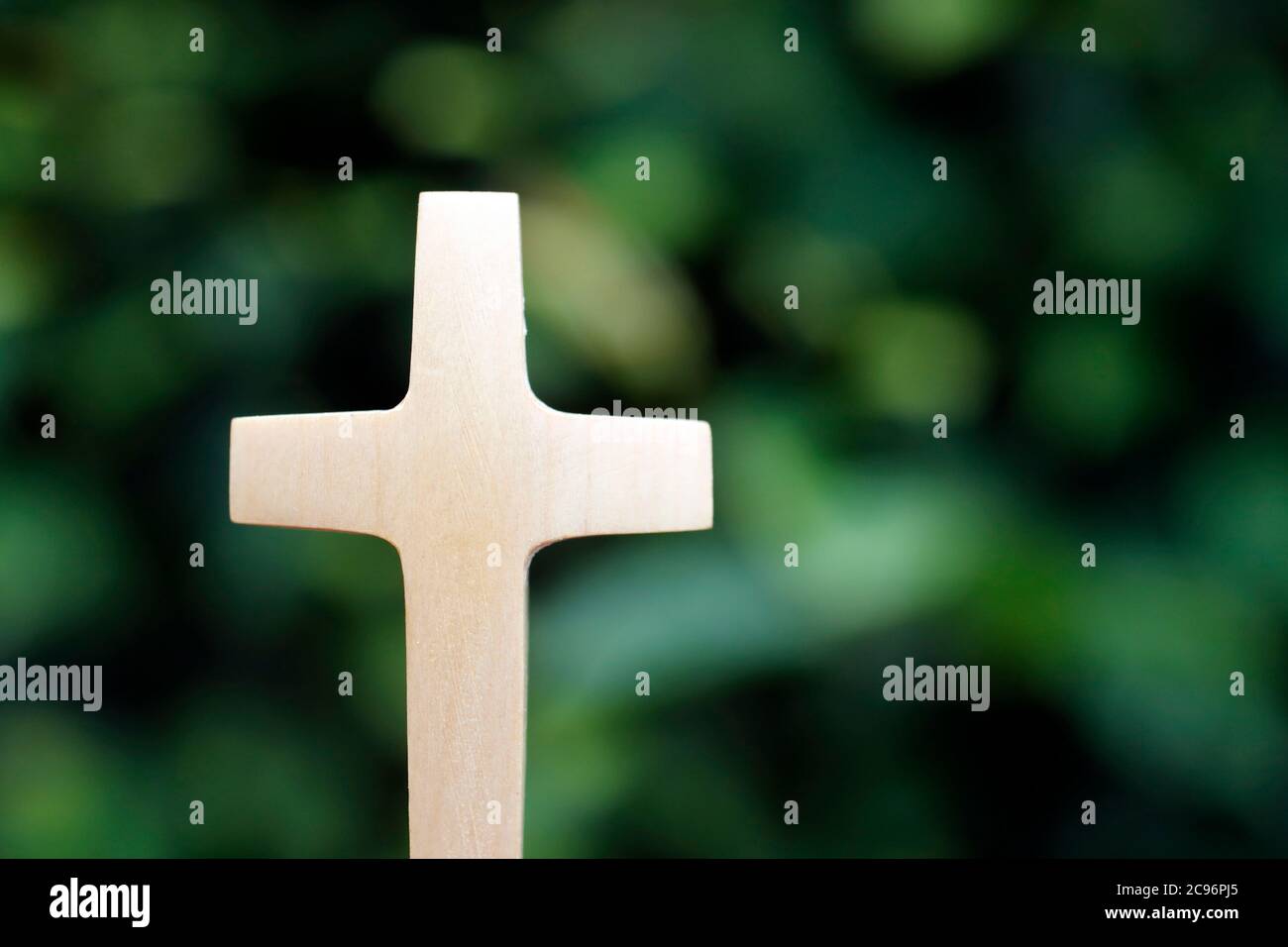 Croce cristiana su foglie verdi. Francia. Foto Stock