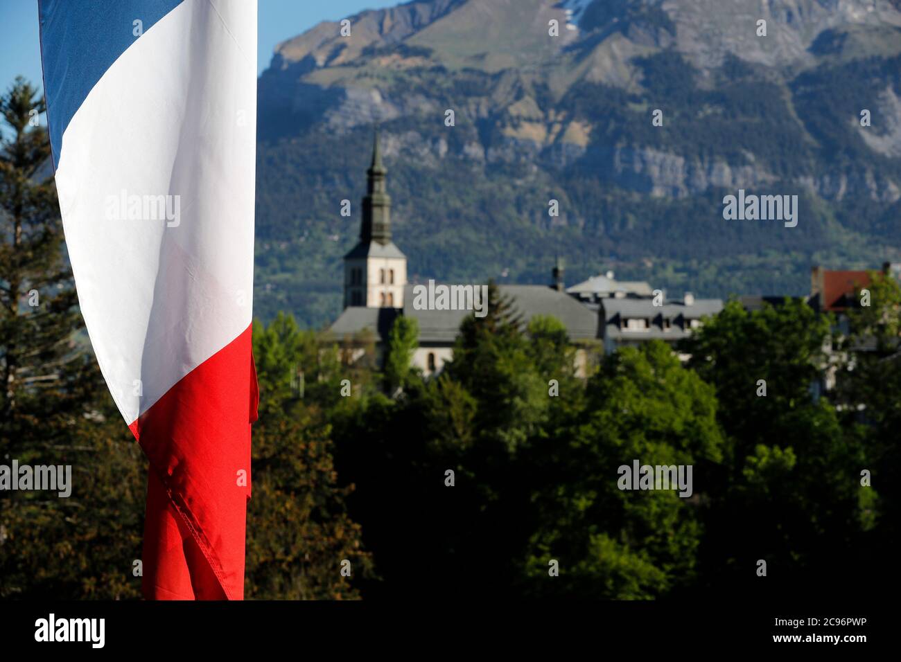 Chiesa cattolica e bandiera francese. Saint Gervais. Francia. Foto Stock