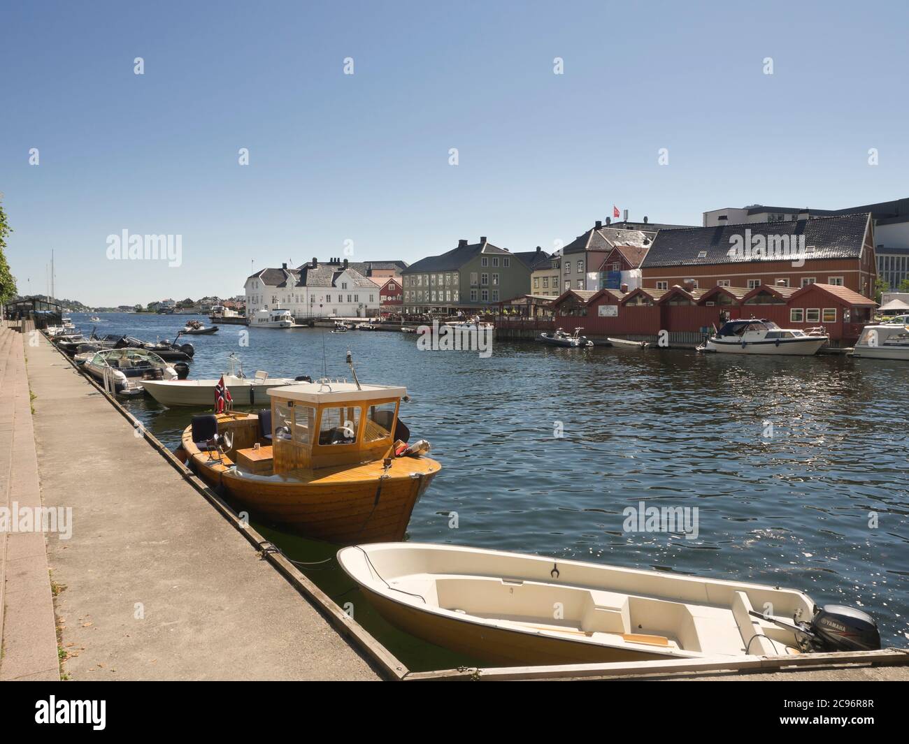 Il porto di Pollen in Arendal Norvegia in una giornata estiva soleggiata, popolare per i visitatori marittimi con barche da diporto e traghetti locali Foto Stock