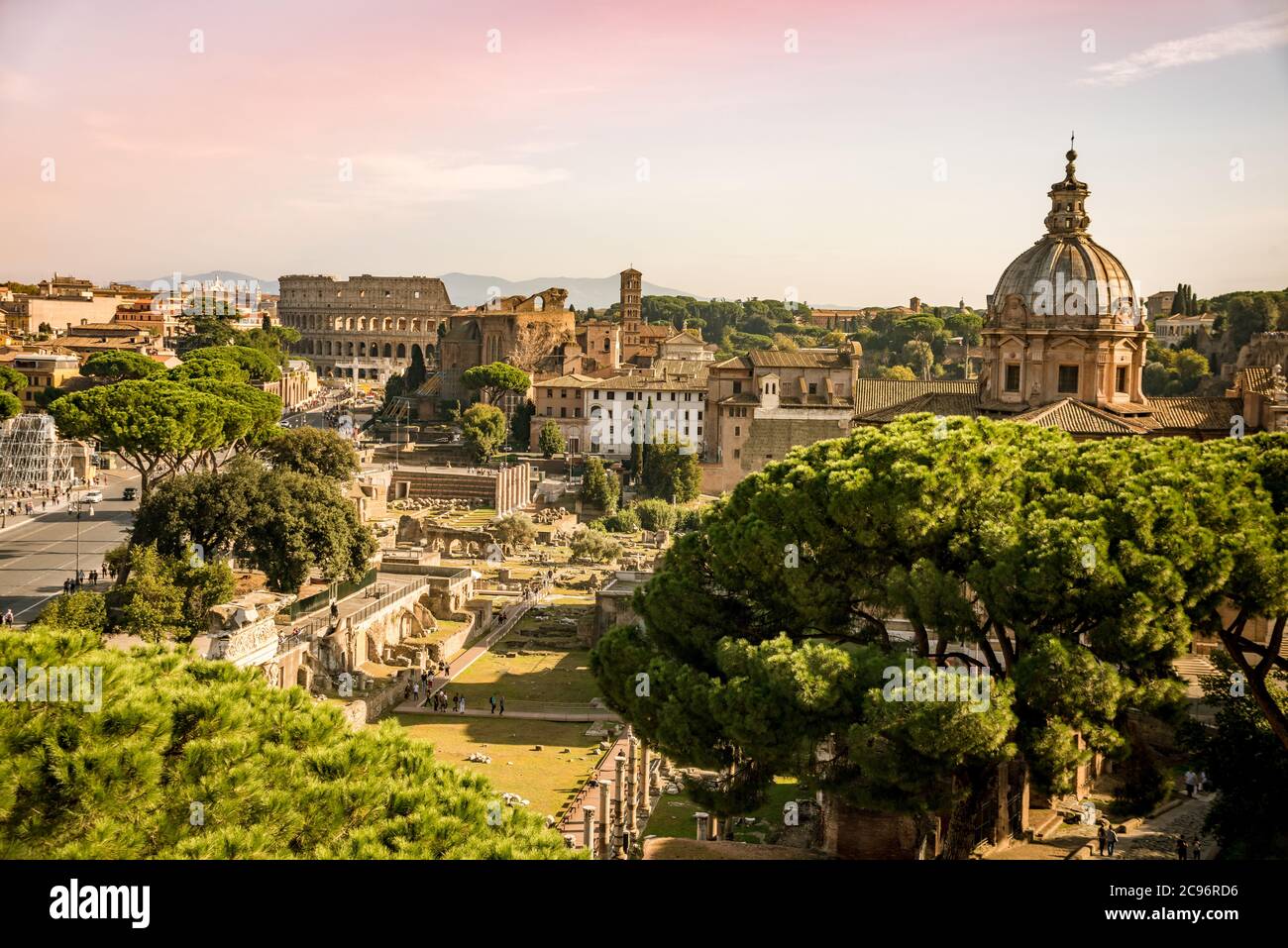 Vista sul Foro Romano e sul Colosseo dal Campidoglio in Italia, Roma. Viaggi nel mondo Foto Stock