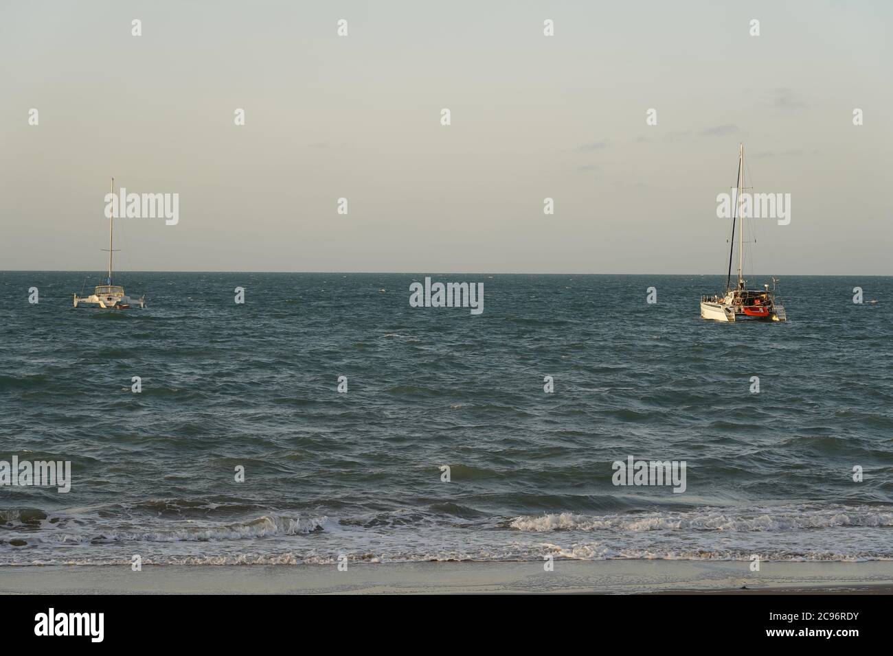 Due catamarani ormeggiati nel mare a Hervey Bay, Australia Foto Stock