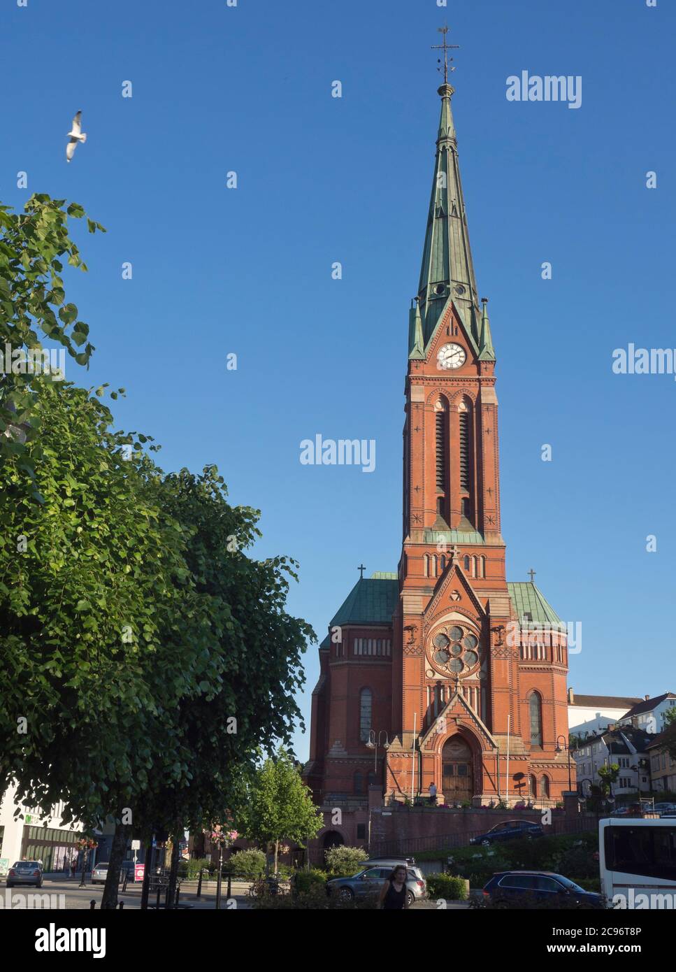 Trinity Church in Arendal Norvegia, edificio in mattoni rossi in stile neo-gotico nel centro della città. Foto Stock