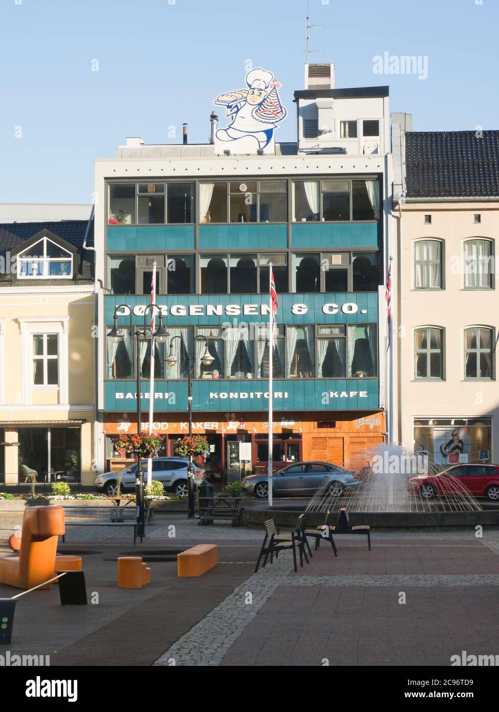 Jørgensen, un tradizionale panificio e caffè in un edificio degli anni '60 nella piazza della città di Arendal Norvegia Foto Stock