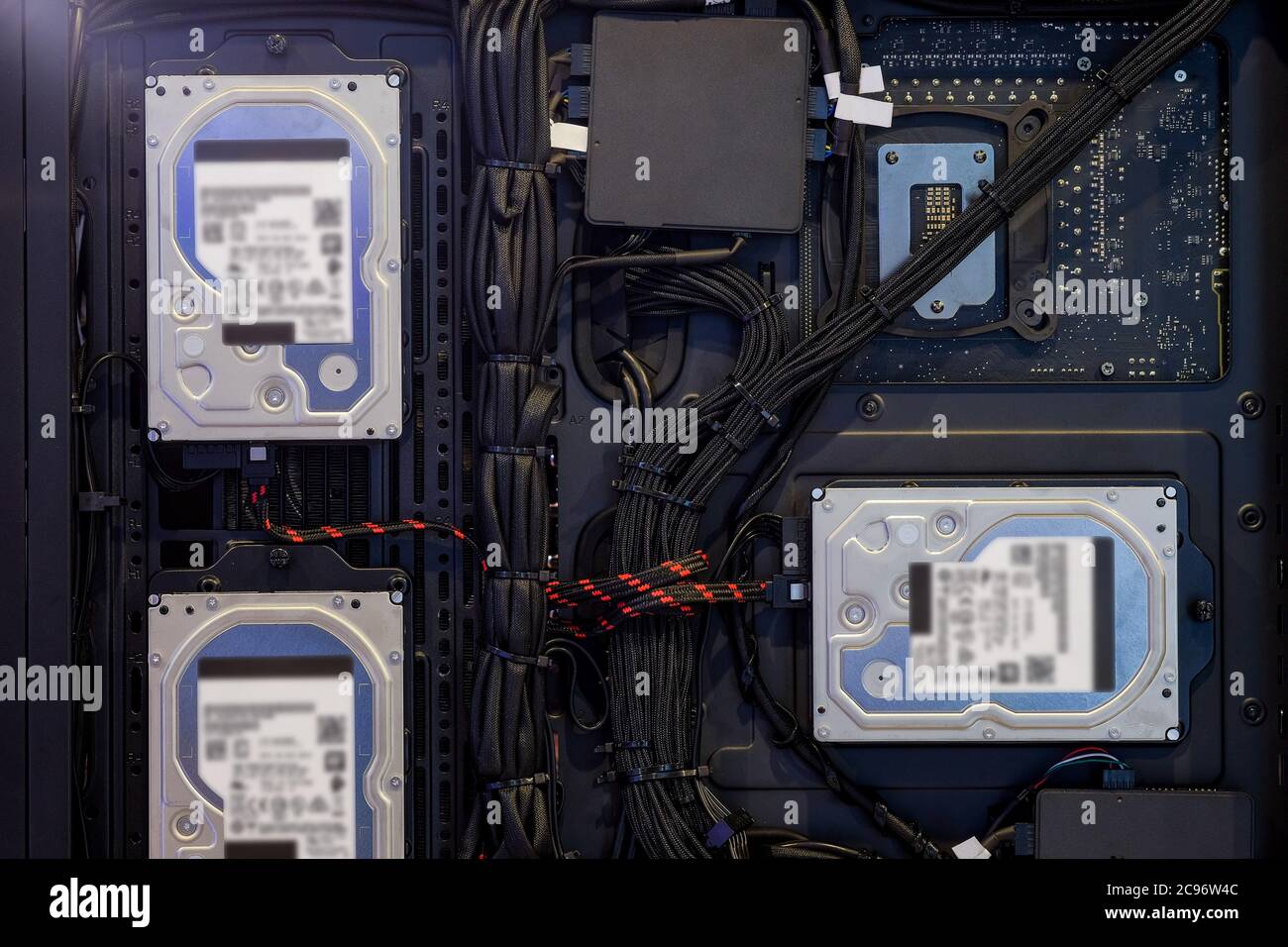 Primo piano di un'unità disco rigido da 3.5 pollici installata sul case del computer Foto Stock