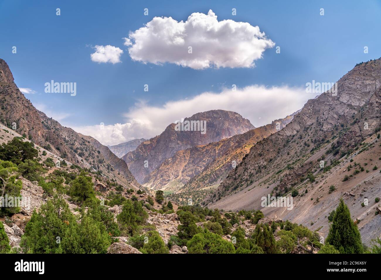 La splendida vista del cielo blu e della cima della neve vicino alla cima di Kaltsit nelle montagne di Fann in Tagikistan Foto Stock