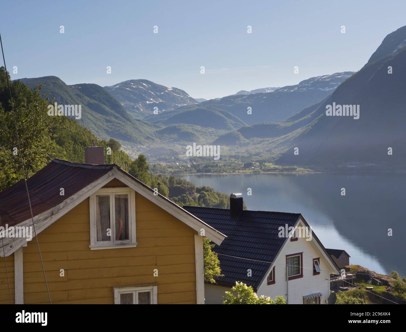 Røldal. Un pittoresco villaggio in una valle nella Norvegia occidentale, vista di prima mattina dal balcone dell'hotel Foto Stock