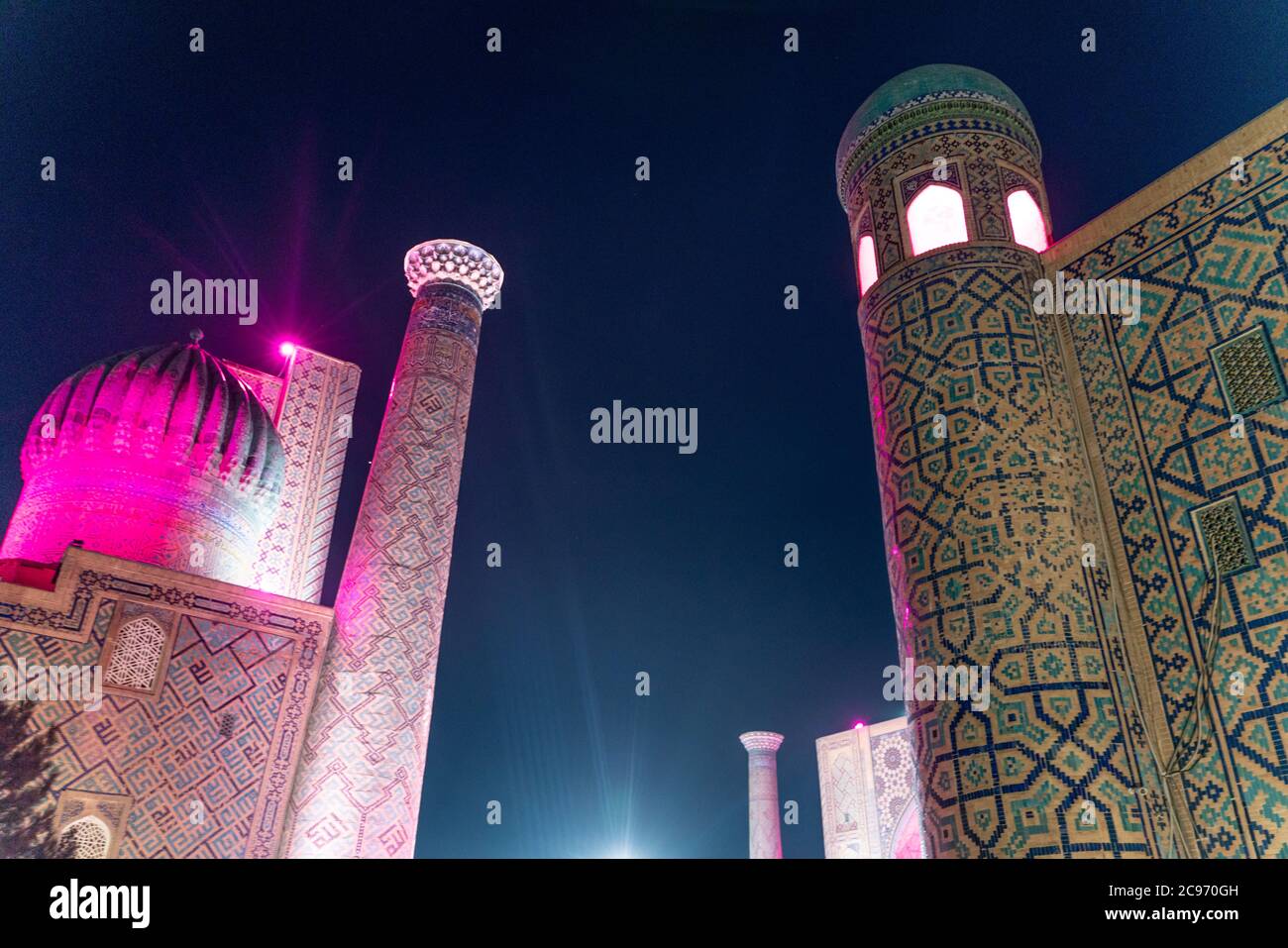 Il Tillya Kori Madrasah e Ulubbek madrasasi e Sherdor Madrasa sulla piazza Registon a Samarcanda, Uzbekistan Foto Stock