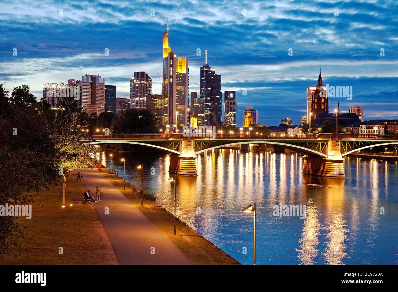 Paesaggio urbano in serata con il meno e il quartiere finanziario , Germania, Assia, Francoforte sul meno Foto Stock