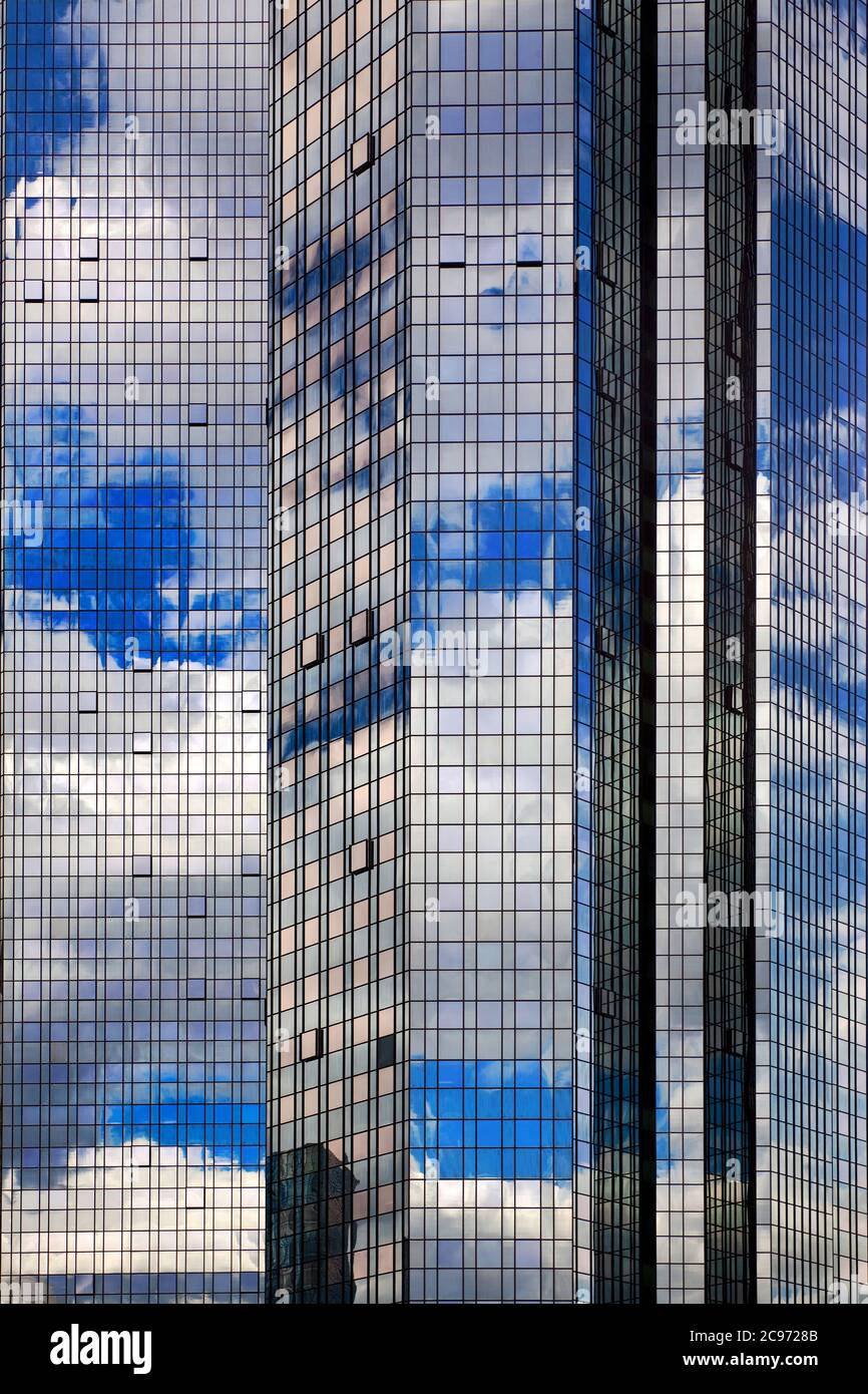 Cielo e nuvole che si specchiano nella facciata in vetro della sede centrale del Deutsche Bank Group, Germania, Assia, Francoforte sul meno Foto Stock