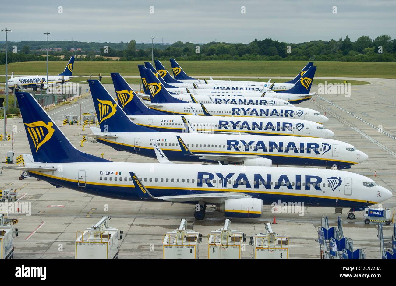 Ryanair aerei all'aeroporto di Stansted questa mattina dopo che la società ha annunciato perdite, Lunedi 27 luglio 2020. Foto Stock