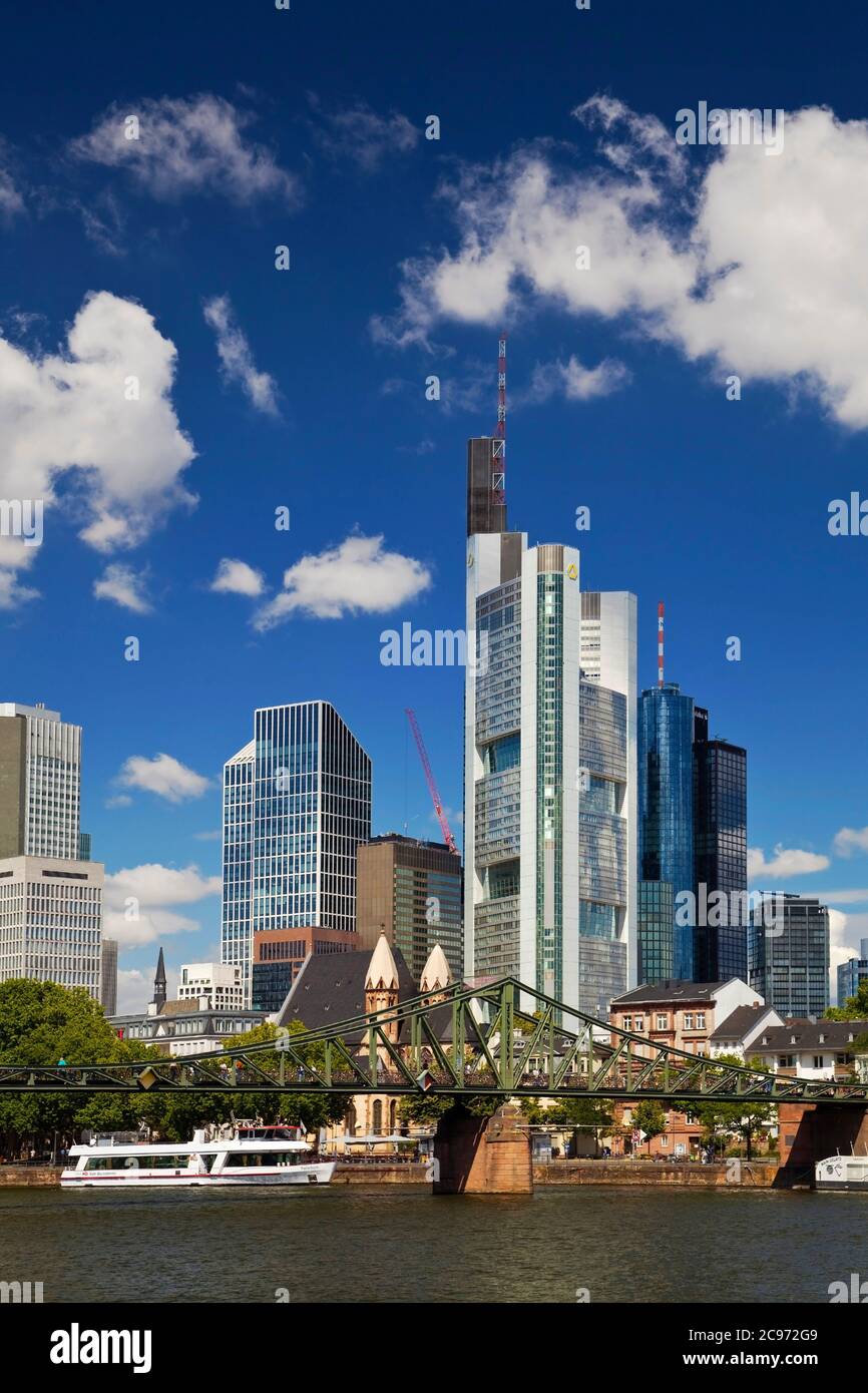 Paesaggio urbano con il meno e il quartiere finanziario, Germania, Assia, Francoforte sul meno Foto Stock