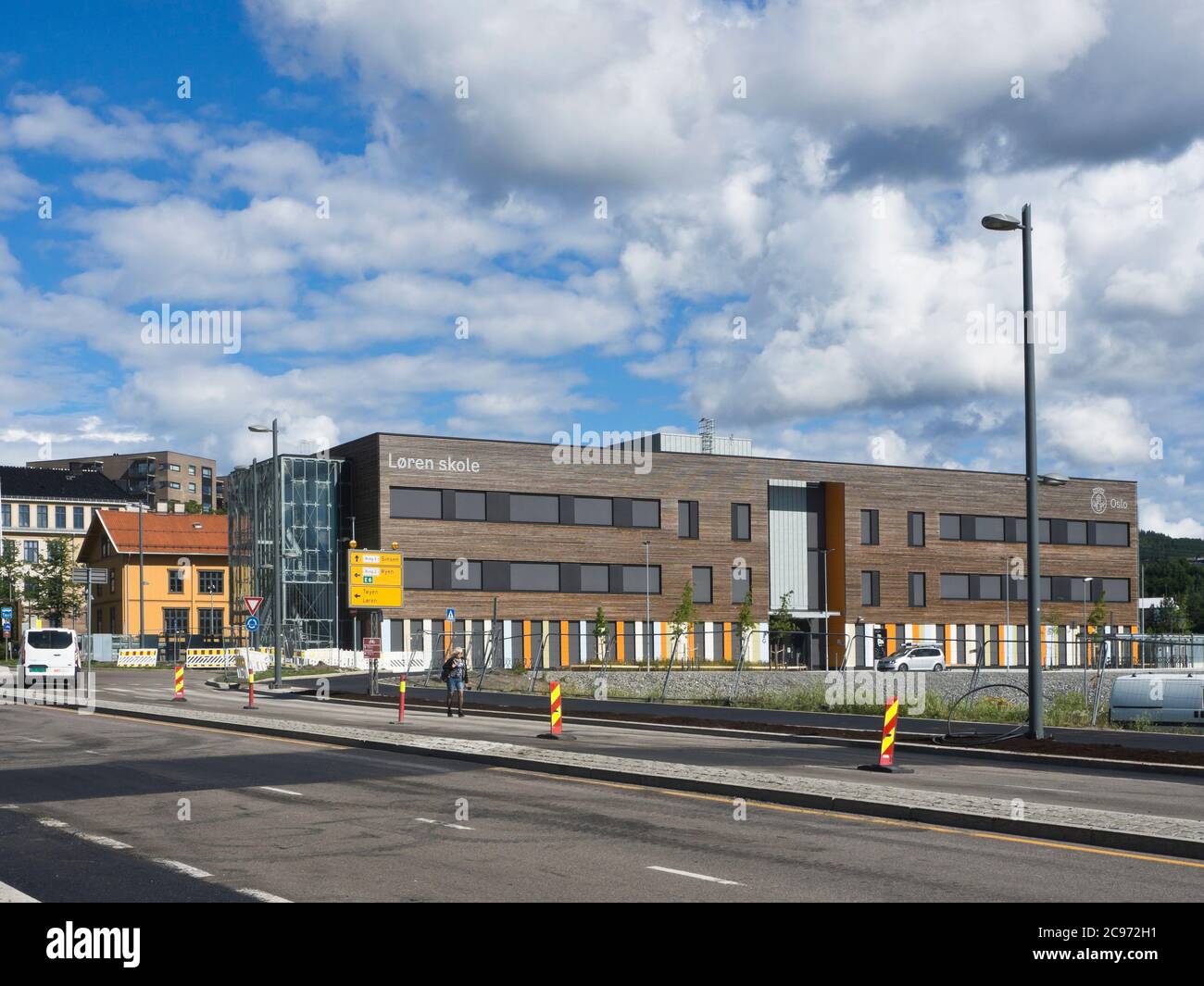 Nuova ala della scuola primaria Loren in via di sviluppo Sobborgo di Oslo Norvegia con una moderna facciata in pannelli di legno Foto Stock