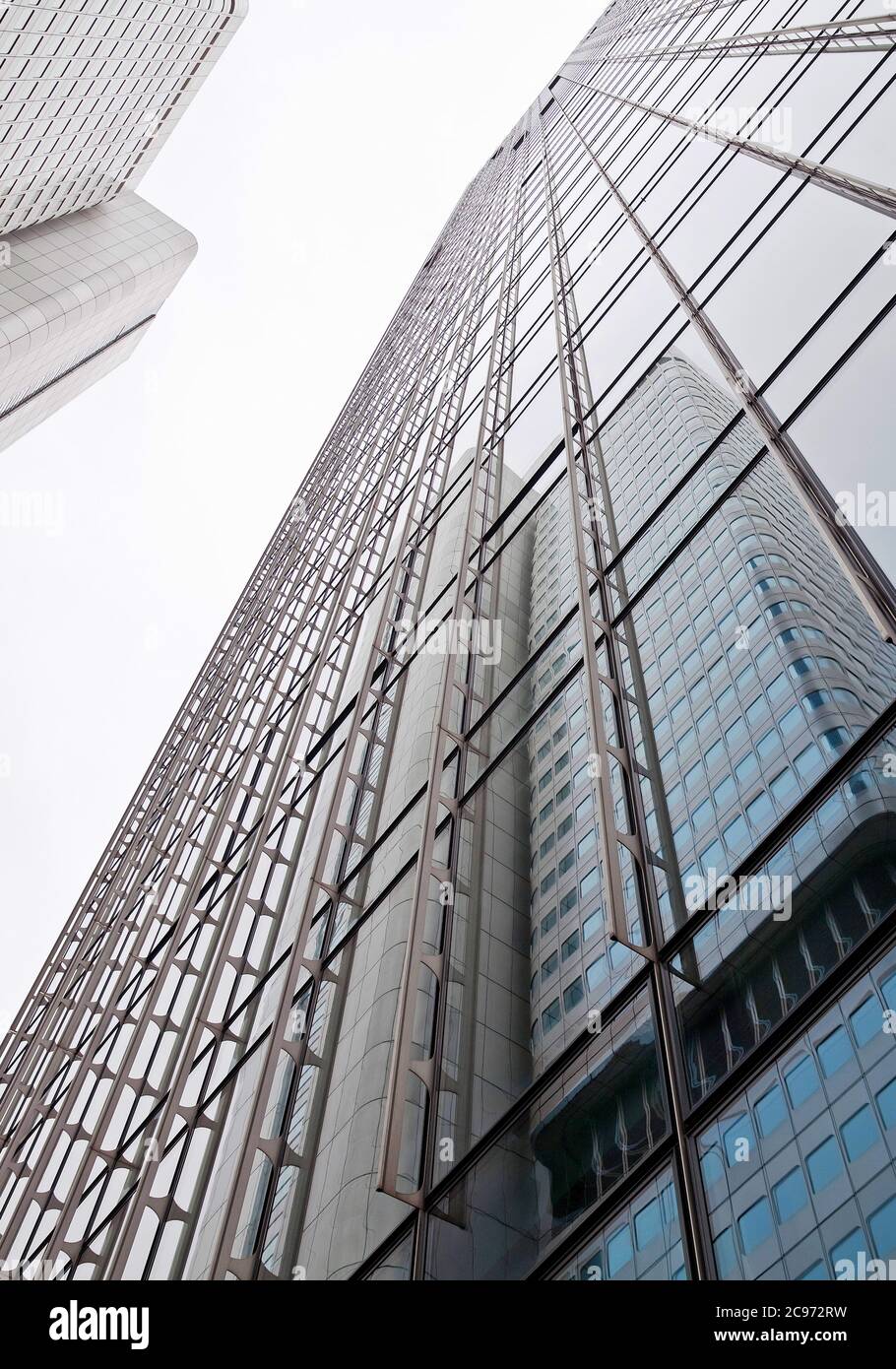 Vista a occhio di vermi sui grattacieli, sullo Skyper e sulla Silver Tower, Bahnhofsviertel (quartiere della stazione), Germania, Assia, Francoforte sul meno Foto Stock