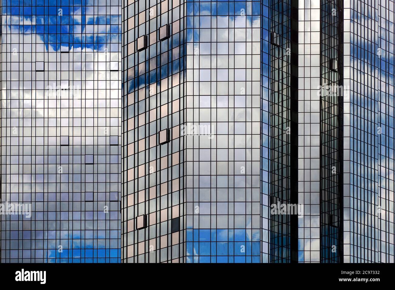 Cielo e nuvole che si specchiano nella facciata in vetro della sede centrale del Deutsche Bank Group, Germania, Assia, Francoforte sul meno Foto Stock