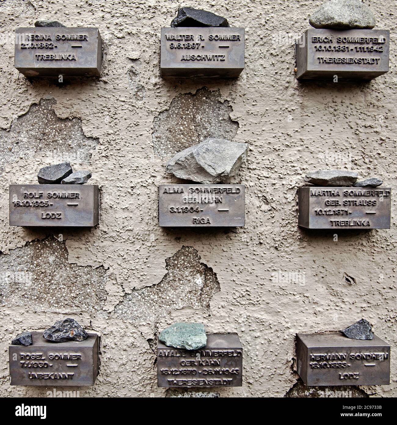 Tavolette commemorative per gli ebrei di Francoforte durante il terzo Reich, cimitero ebraico di Batton Street, Germania, Assia, Francoforte sul meno Foto Stock