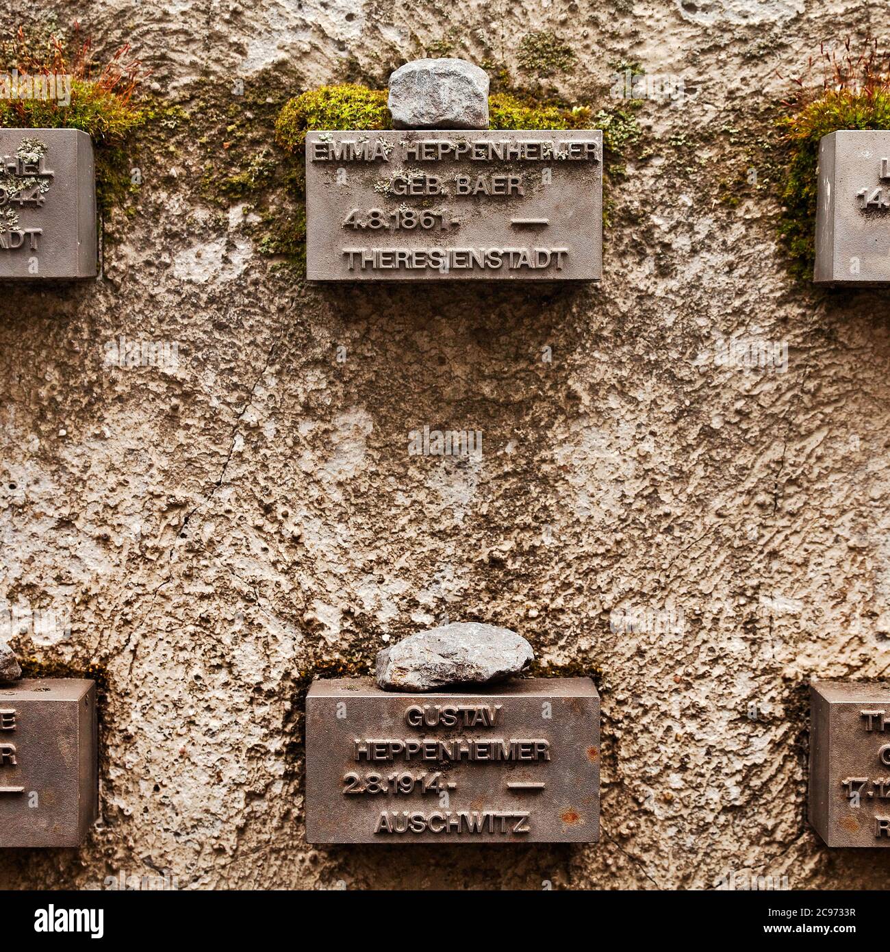 Tavolette commemorative per gli ebrei di Francoforte durante il terzo Reich, cimitero ebraico di Batton Street, Germania, Assia, Francoforte sul meno Foto Stock