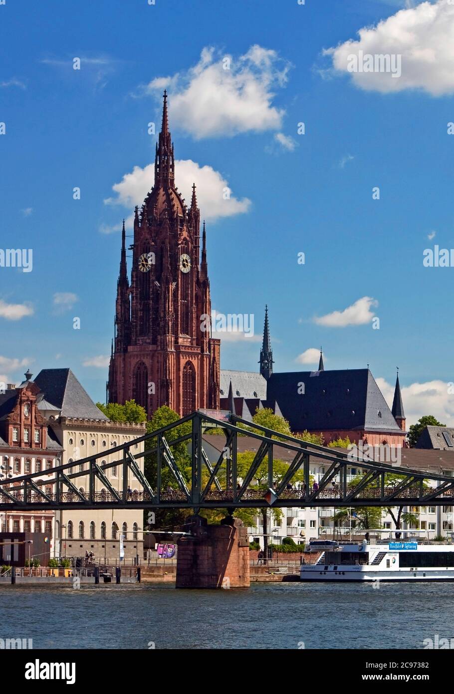 Paesaggio urbano con il meno e la Cattedrale Imperiale di San Bartolomeo, Germania, Assia, Francoforte sul meno Foto Stock