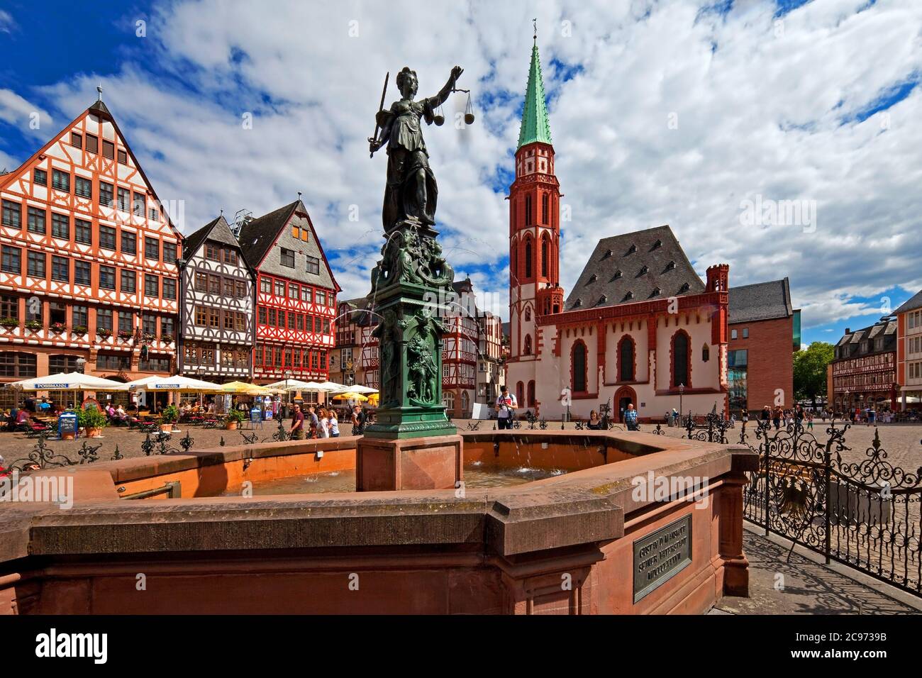 fontana della giustizia sul Roemerberg nella città vecchia, Chiesa di San Nicola in background, Germania, Assia, Francoforte sul meno Foto Stock