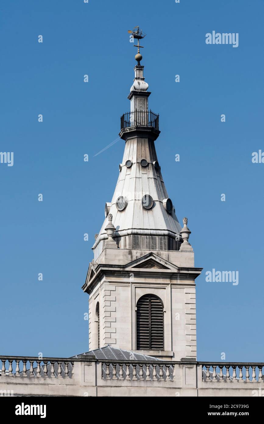 Vista del lato sud della torre, che riempie il telaio. Chiese di Christopher Wren - St. Nicholas Cole Abbey Church, Londra, Regno Unito. Architetto: Sir CH Foto Stock
