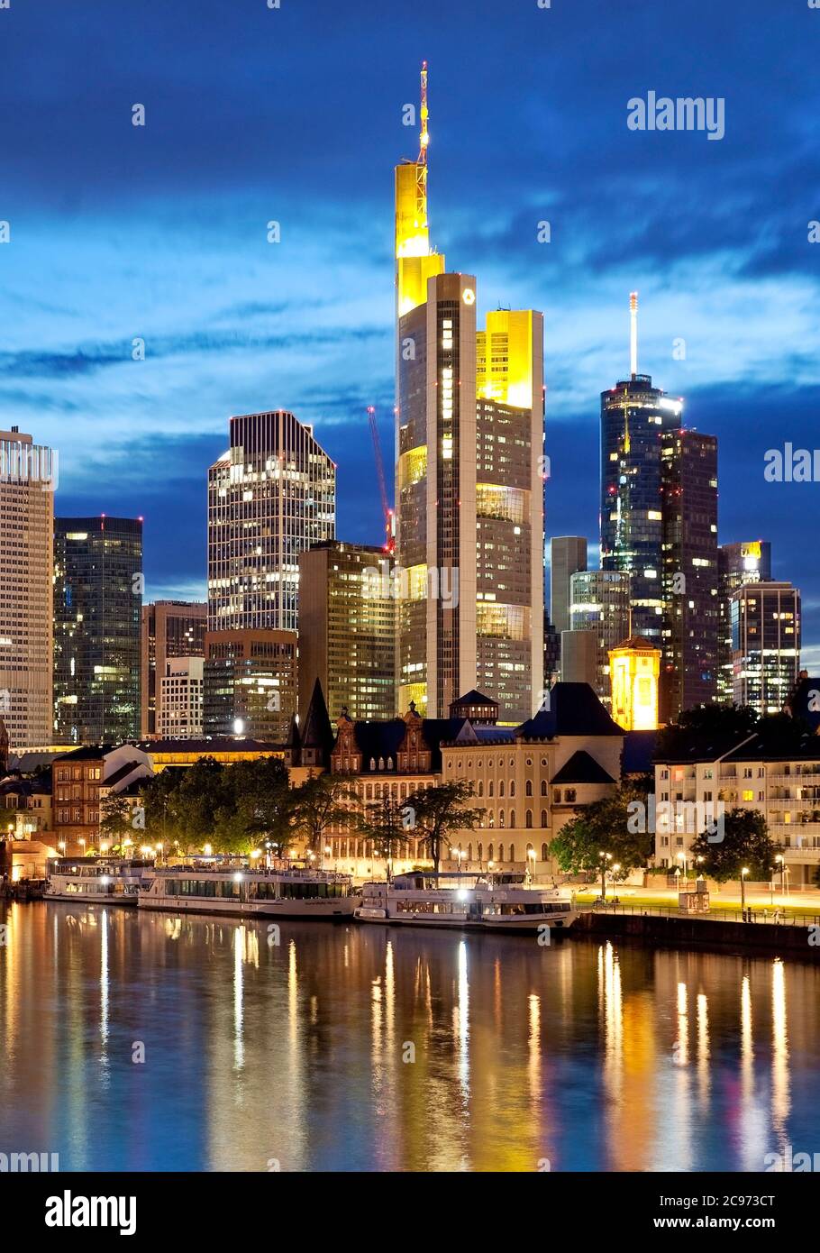 Paesaggio urbano in serata con il quartiere principale e delle banche , Germania, Assia, Francoforte sul meno Foto Stock