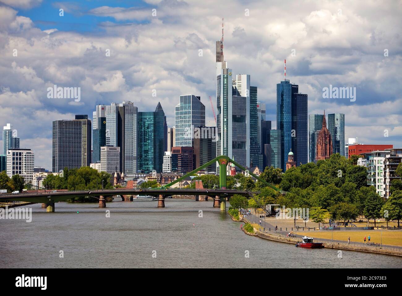 Paesaggio urbano con il meno e il quartiere finanziario, Germania, Assia, Francoforte sul meno Foto Stock