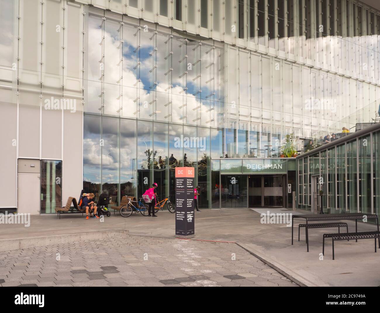 Oslo Norvegia ha ottenuto una nuova biblioteca pubblica nel 2020. Deichman Bjørvika, facciata con ingresso principale che riflette il cielo Foto Stock