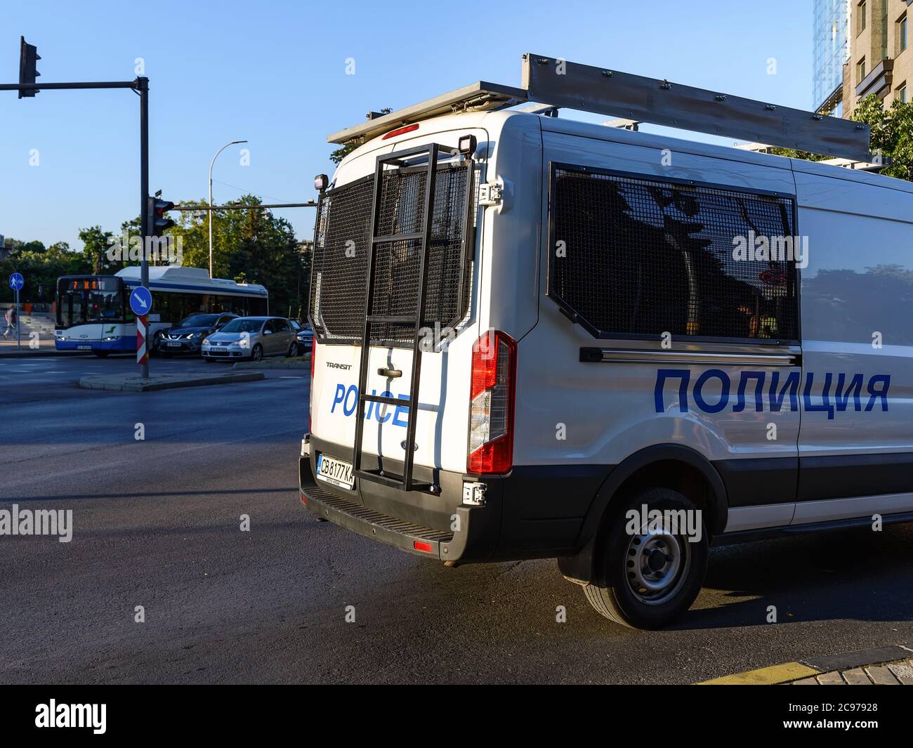 Varna, Bulgaria, 18 luglio 2020. Un pulmino di polizia bianco con vano per il trasporto dei detenuti si trasforma in un incrocio di strada della città in una soleggiata giornata estiva Foto Stock Varna, Bulgaria, 18 luglio 2020. Un pulmino di polizia bianco con vano per il trasporto dei detenuti si trasforma in un incrocio di strada della città in una soleggiata giornata estiva Foto Stock