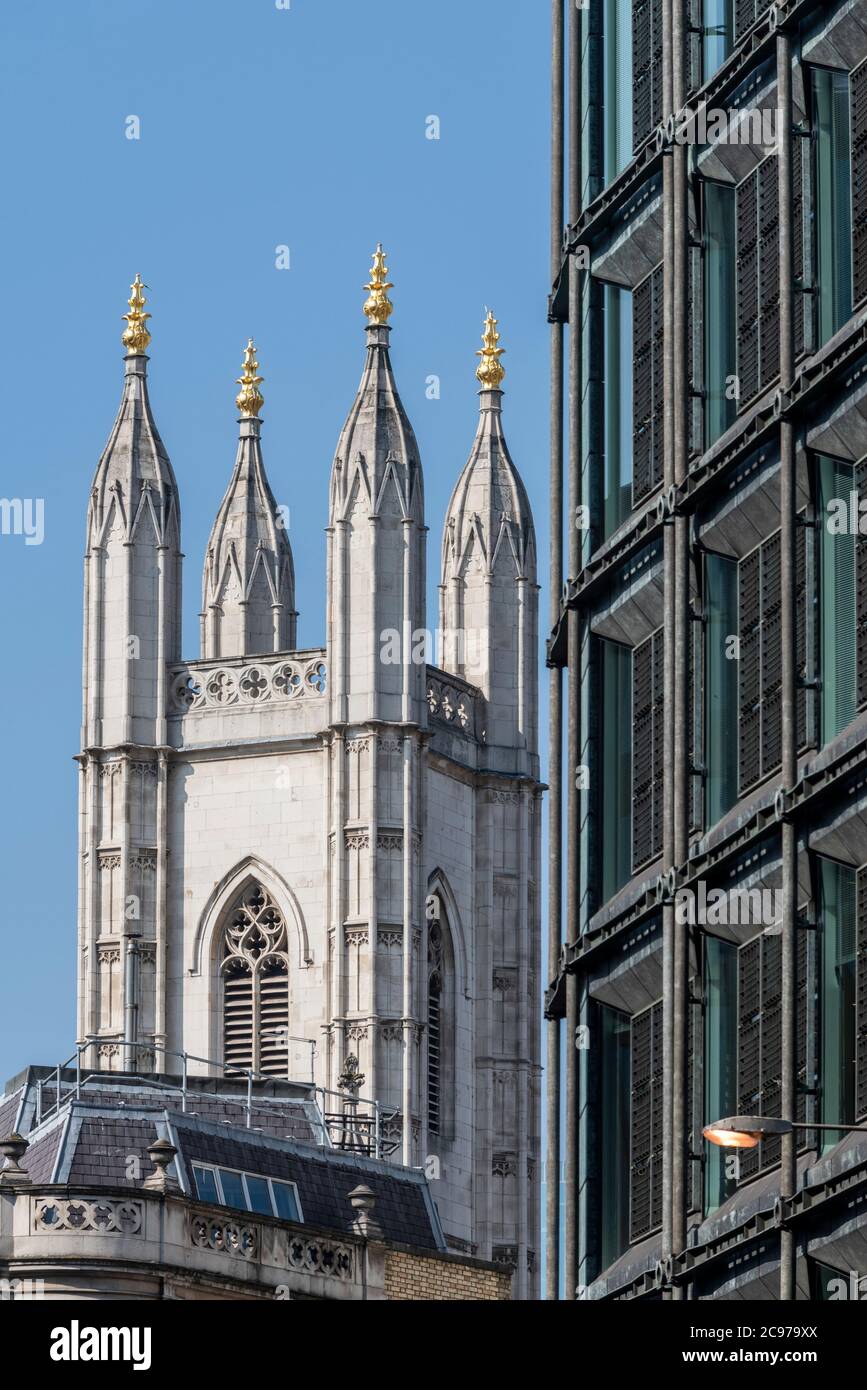 Vista della torre con 4 pinnacoli. L'edificio della banca Foggo Associates per HSBC si trova sulla destra del telaio. Christopher Wren chiese - Santa Maria Aldermary Foto Stock
