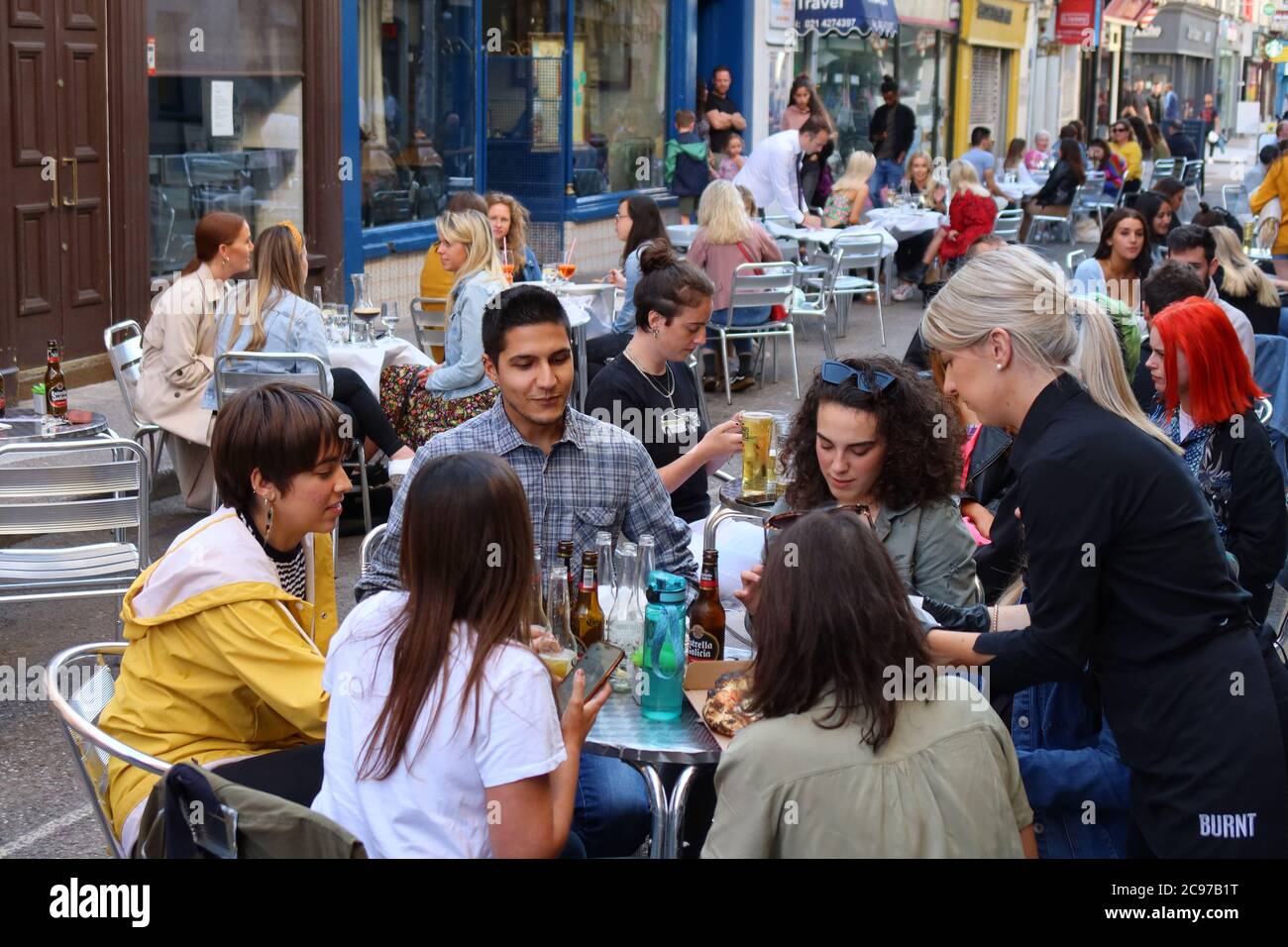 Primo piano con la gente che si diverge a cenare nei ristoranti di Princes Street, Cork City, Co Cork, Irlanda Foto Stock