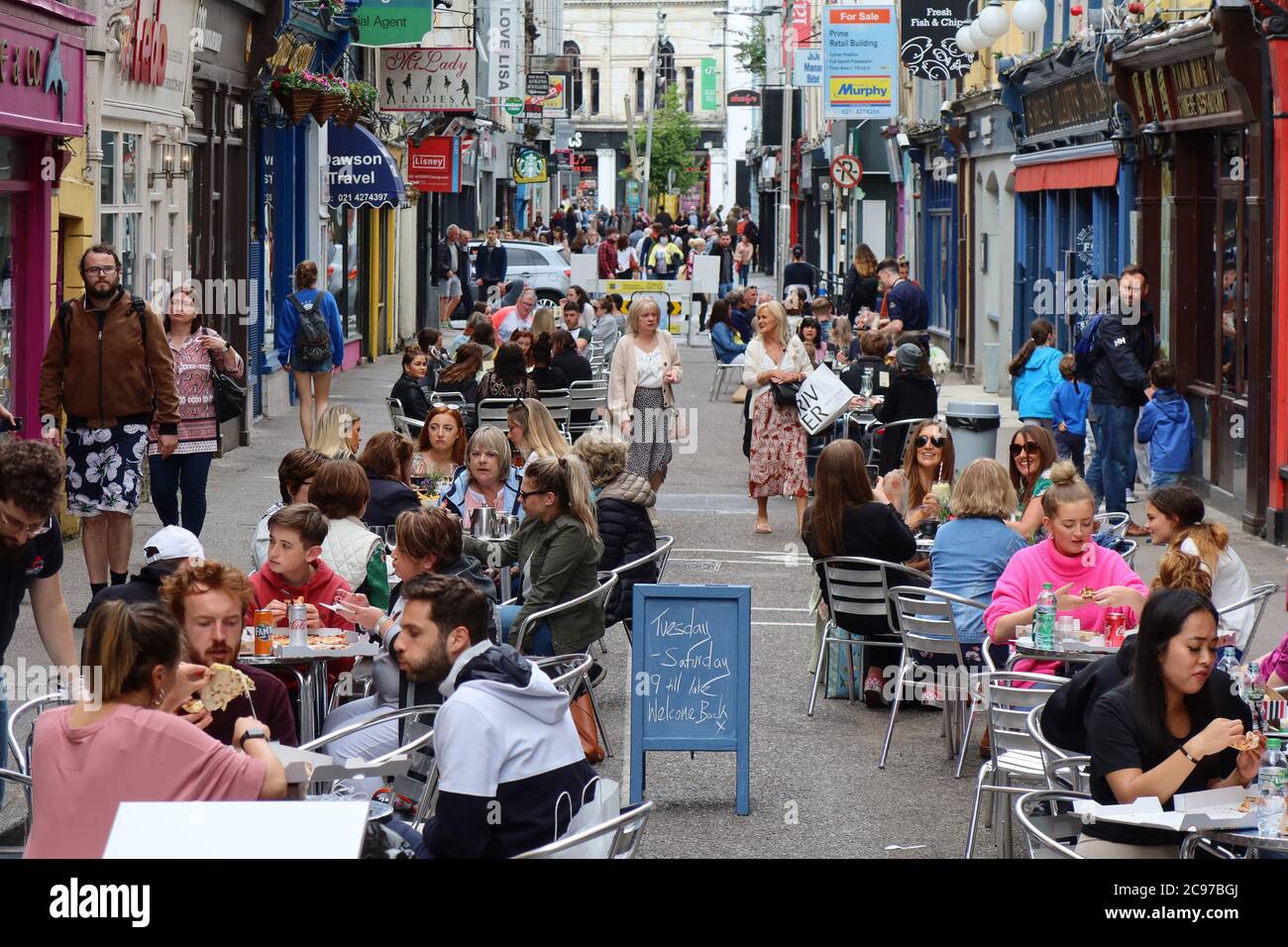 Le persone che si godono la cena all'aperto in Princes Street, Cork città, Co Cork, Irlanda Foto Stock