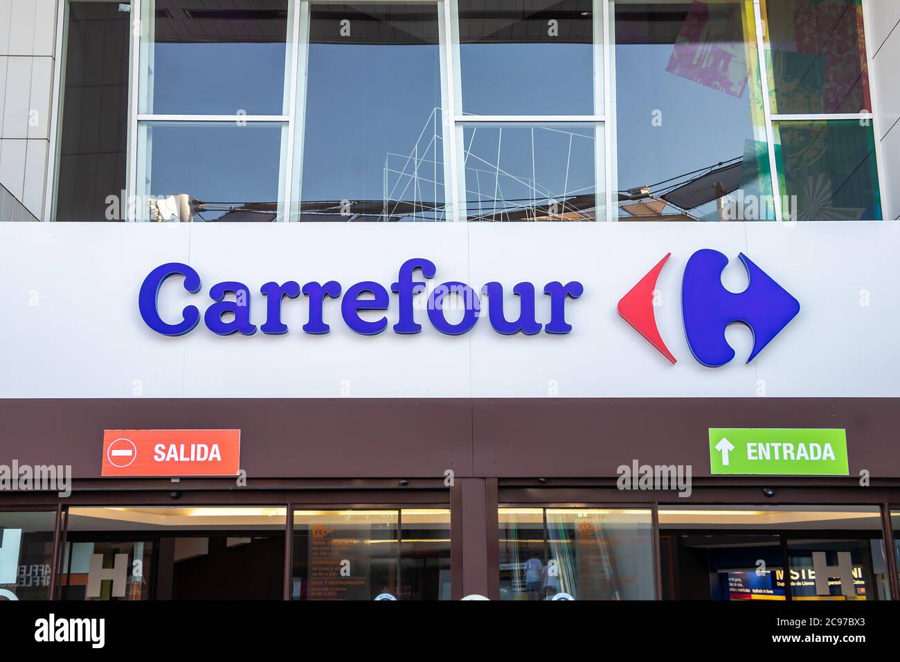 Huelva, Spagna - 27 luglio 2020: Logo Carrefour sopra l'ingresso del negozio nel centro commerciale Holea. Carrefour S.A. è una multinazionale francese Foto Stock