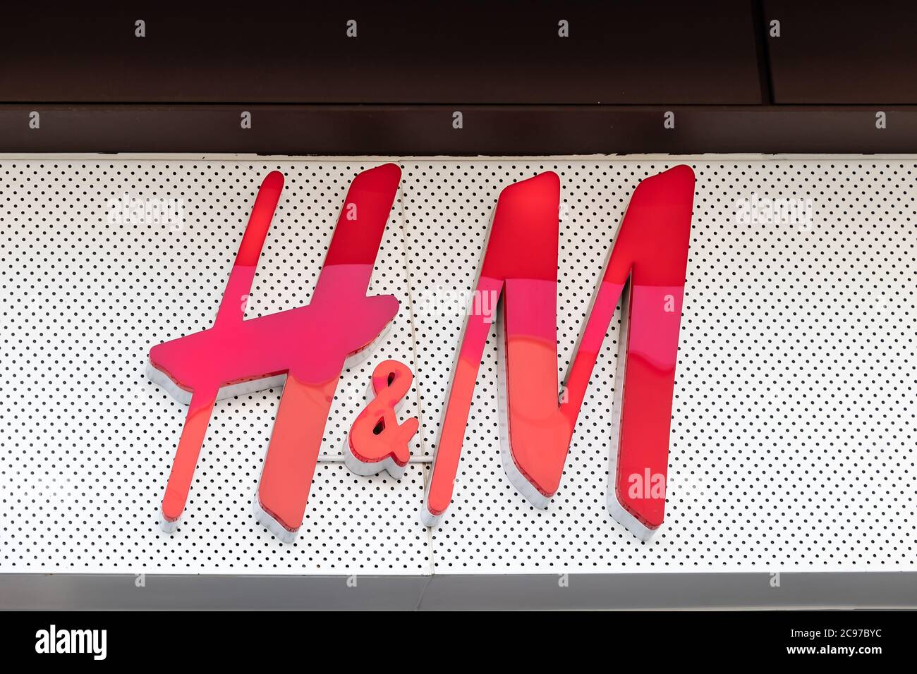 Huelva, Spagna - 27 luglio 2020: Logo del negozio H&M sopra un negozio nel centro commerciale Holea. H & M Hennes & Mauritz AB (H&M), è un'azienda di abbigliamento svedese. Foto Stock