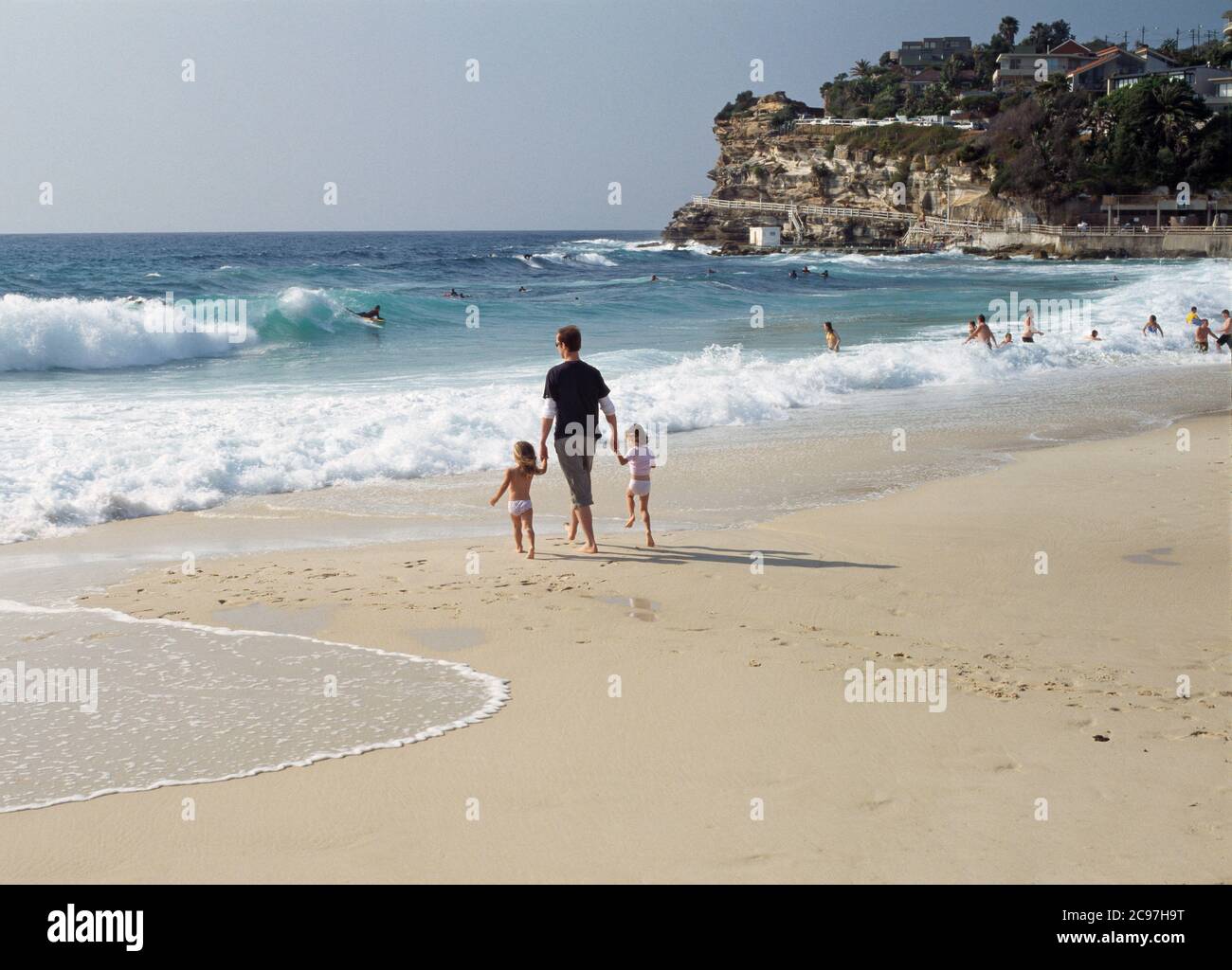 Nuotatori e famiglie che si godono Bronte Beach, Sydney in una giornata di sole Foto Stock