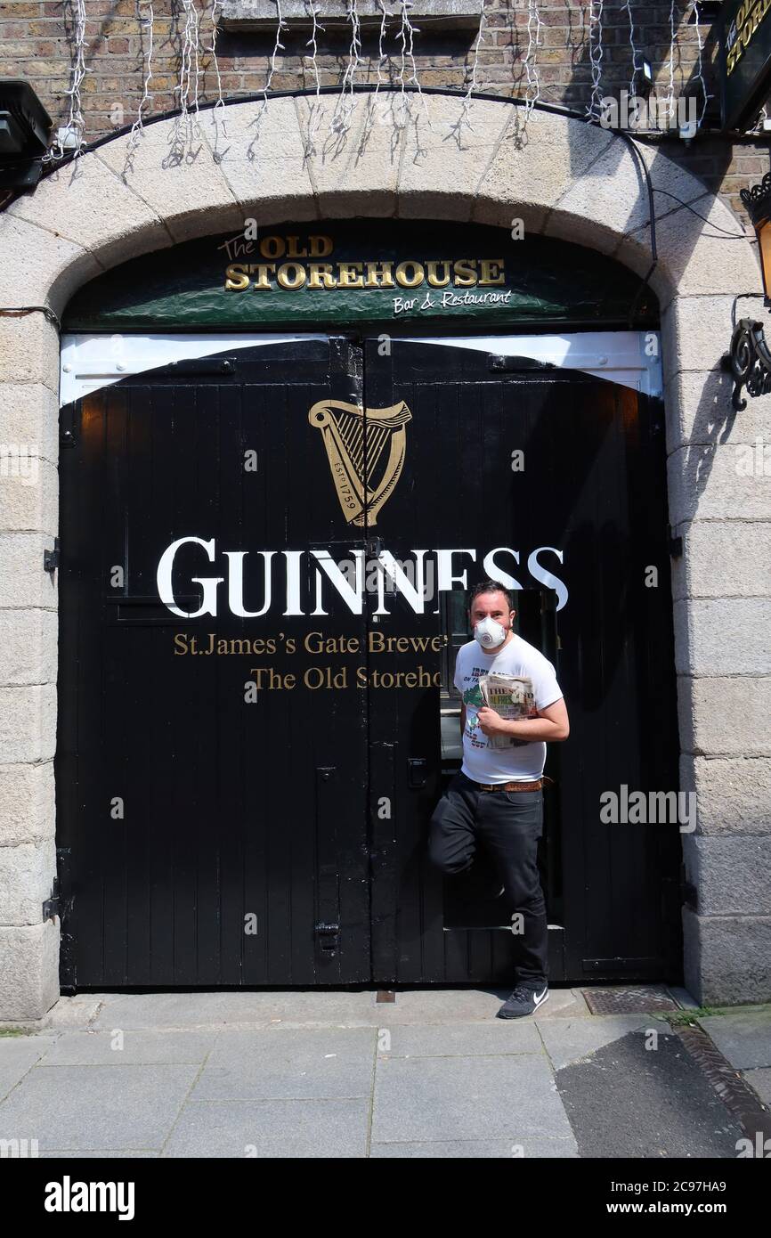 L'uomo lascia il Pub, l'Old Storehouse, dove per ottenere un drink è necessario spendere 9 euro per il cibo, a causa di, covid 19, Crown Alley, Temple Bar, Dublino, Irlanda Foto Stock