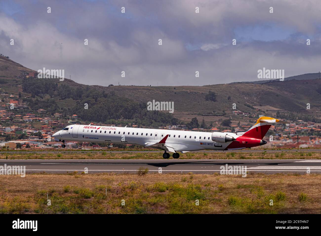 Los Rodeos, Tenerife/Isole Canarie; luglio 24 2020: Iberia regionale Mitsubishi CRJ-1000, sbarco, presso l'aeroporto di la Laguna Foto Stock