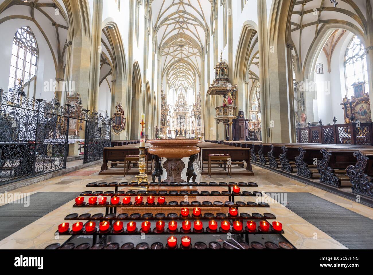 AUGUSTA, GERMANIA - 29 SETTEMBRE 2013: Adoratori nella Basilica dei SS. Ulrich e Afra, Augusta. Foto Stock