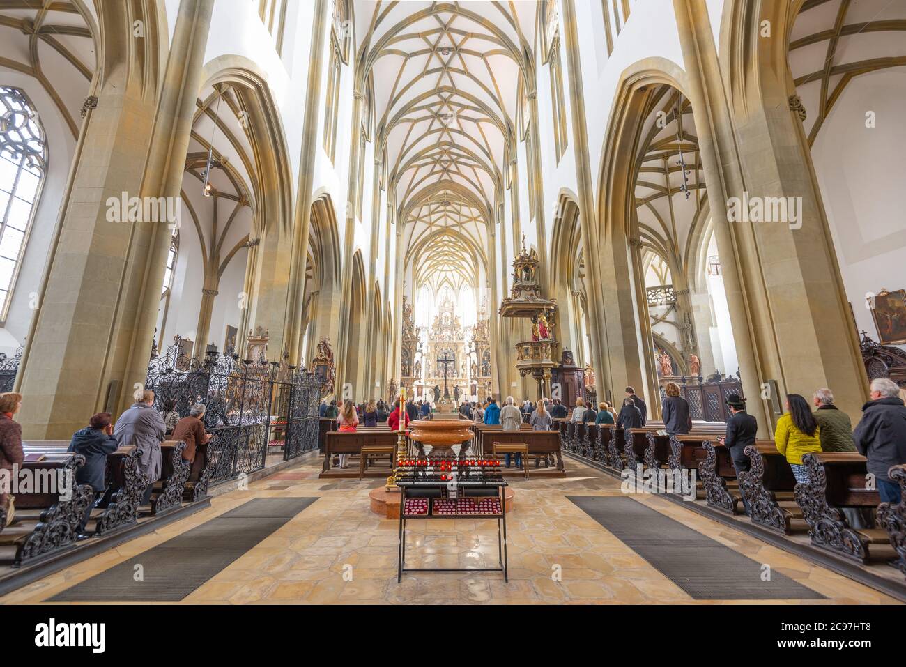 AUGUSTA, GERMANIA - 29 SETTEMBRE 2013: Adoratori nella Basilica dei SS. Ulrich e Afra, Augusta. Foto Stock