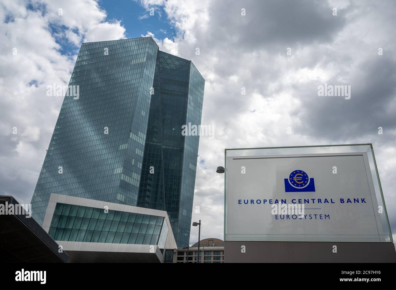 Edificio principale della Banca Centrale europea a Francoforte, Germania, sulle rive del fiume meno Foto Stock