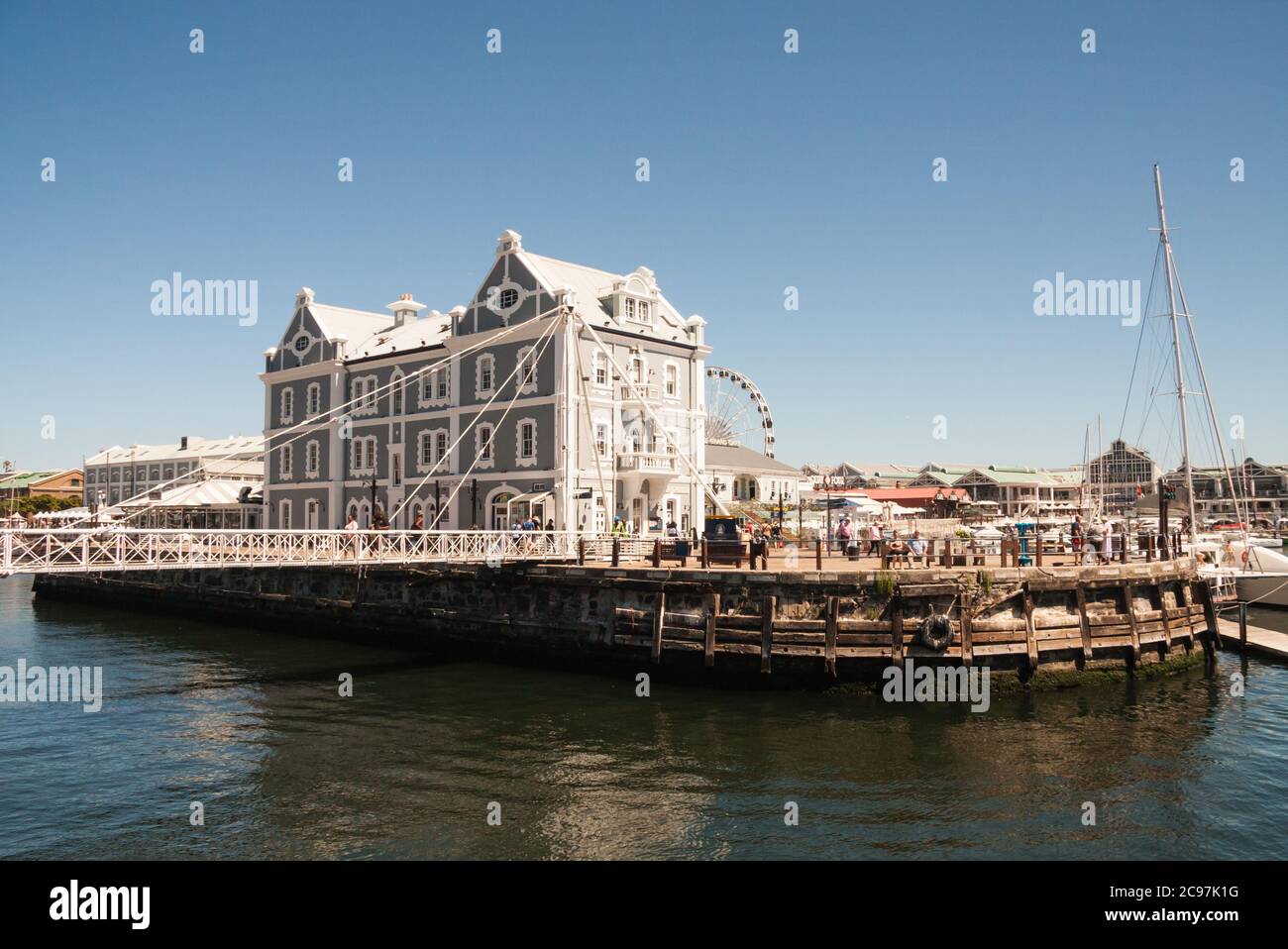 Città del Capo, Sud Africa, 17 2017 febbraio: Persone che camminano sul ponte dall'African Trading Port edificio nel Waterfront in una soleggiata giornata estiva. V& Foto Stock