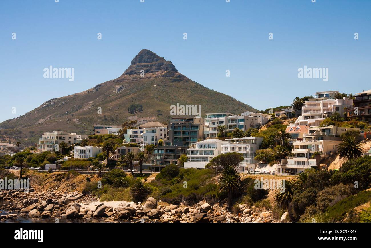 Città del Capo, Sud Africa, febbraio 17 2017: Vista della montagna Lions Head e degli edifici di appartamenti con cielo azzurro sullo sfondo. Si tratta di una vista iconica. Foto Stock