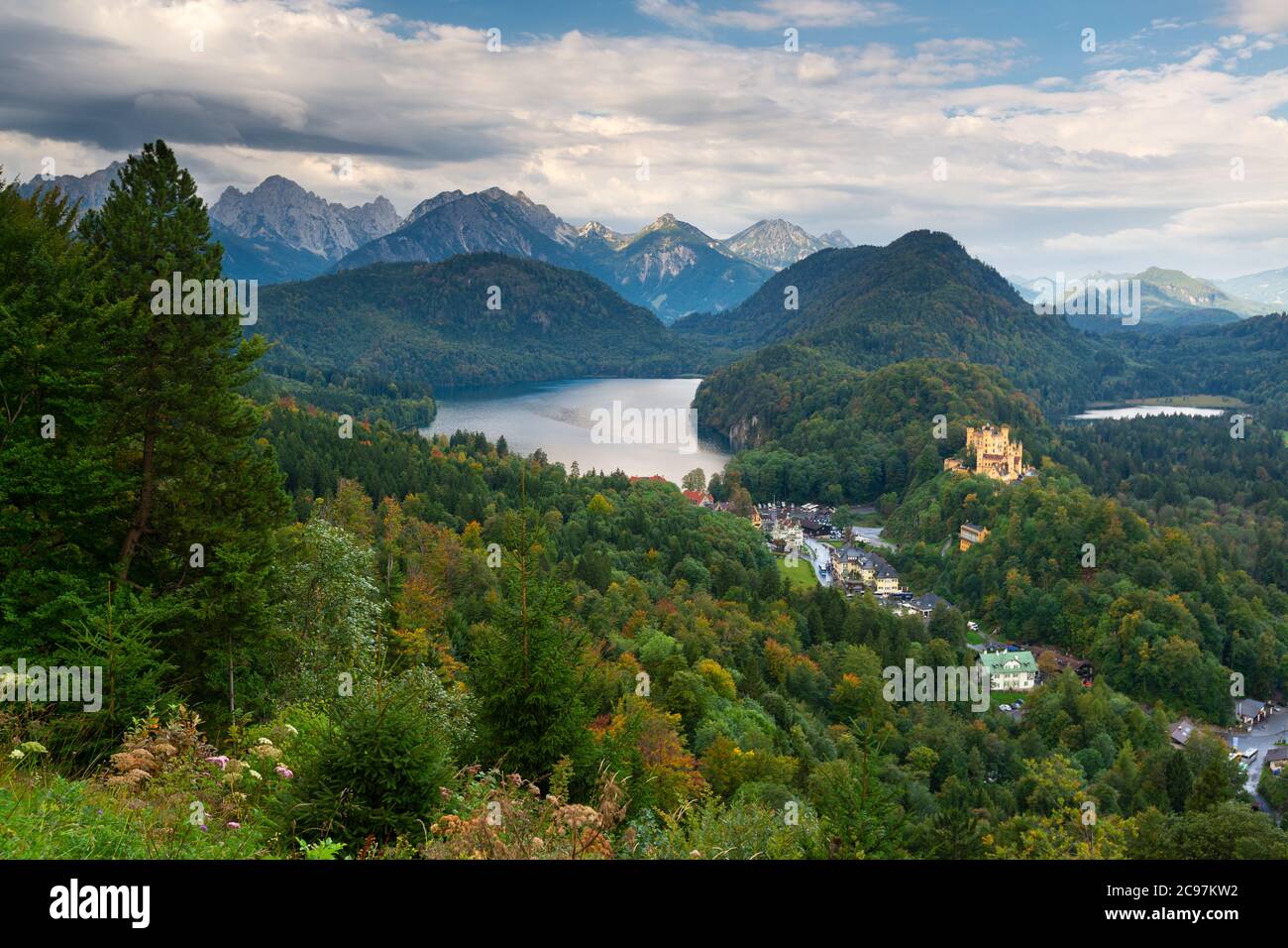 Alpi Bavaresi della Germania al Villaggio di Hohenschwangau e al Lago Alpsee nel pomeriggio. Foto Stock