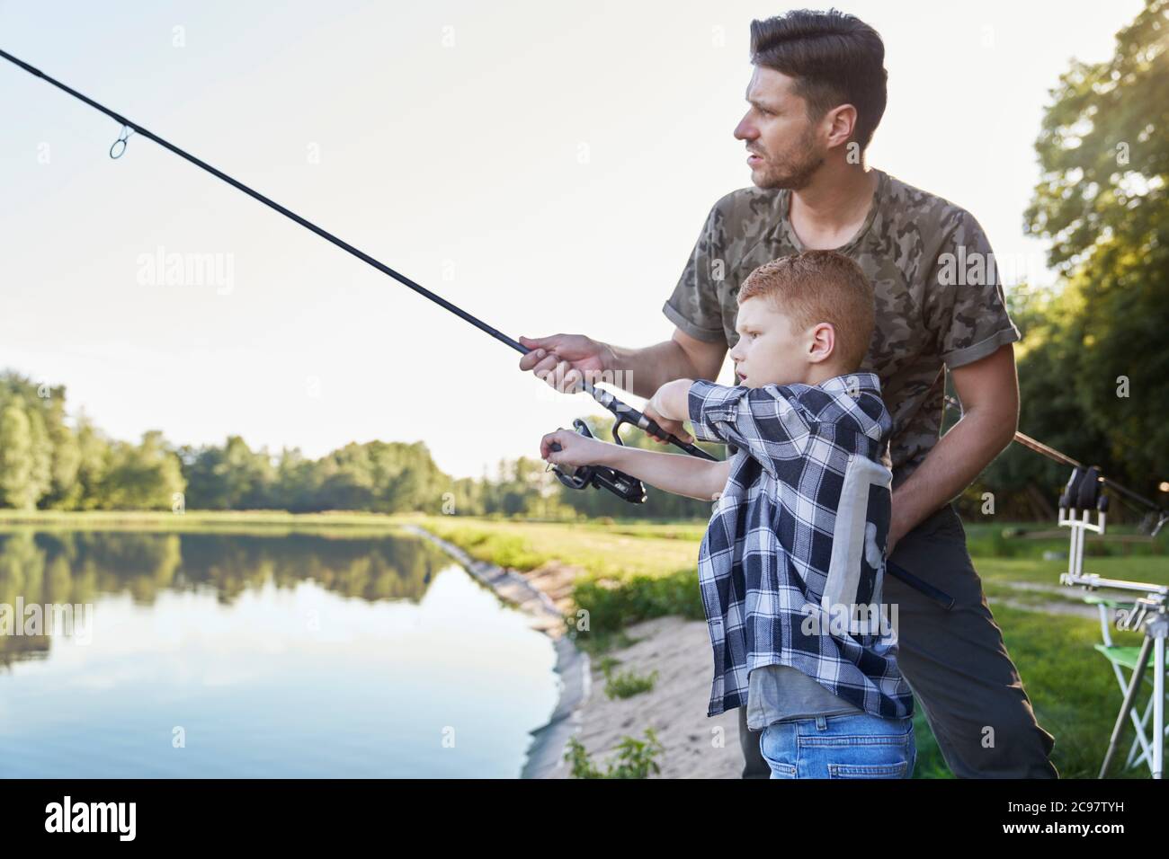 Padre figlio di insegnamento come pescare Foto Stock